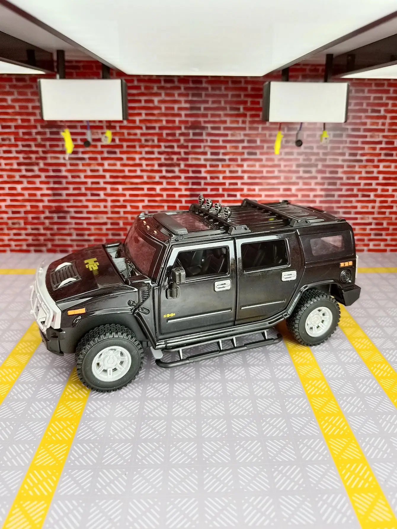 1:24 Hummer H2 veículo off-road modelo de liga ornamento, feedback de som e luz, brinquedo de metal infantil, presente de aniversário