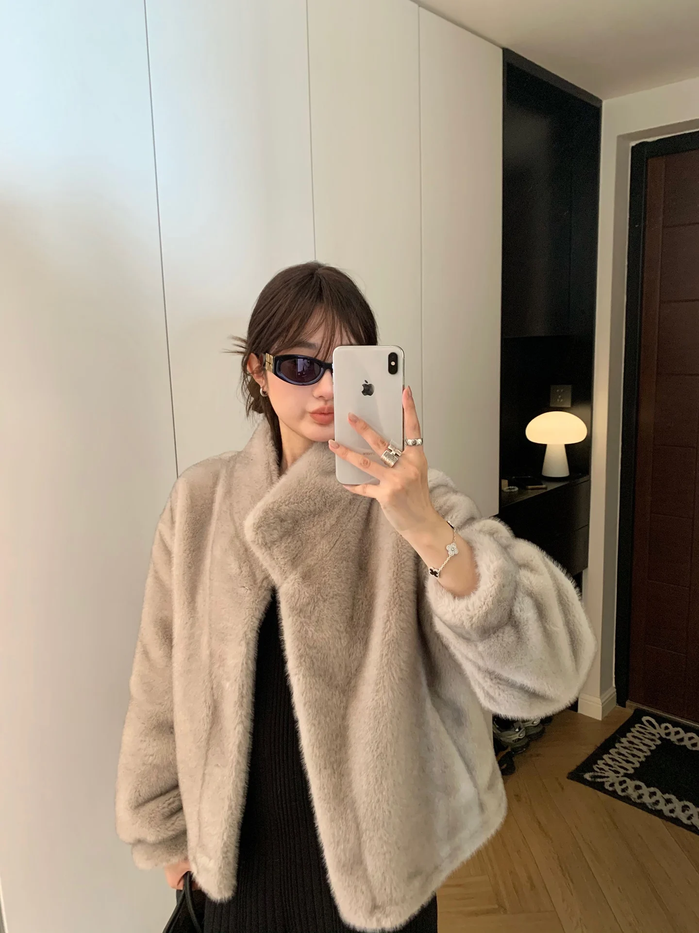 

White Studio Eco-Friendly ort Fur Coat Stand Collar Water-Resistant Simplici Polyester Fiber Long Sve Women's Outerwear