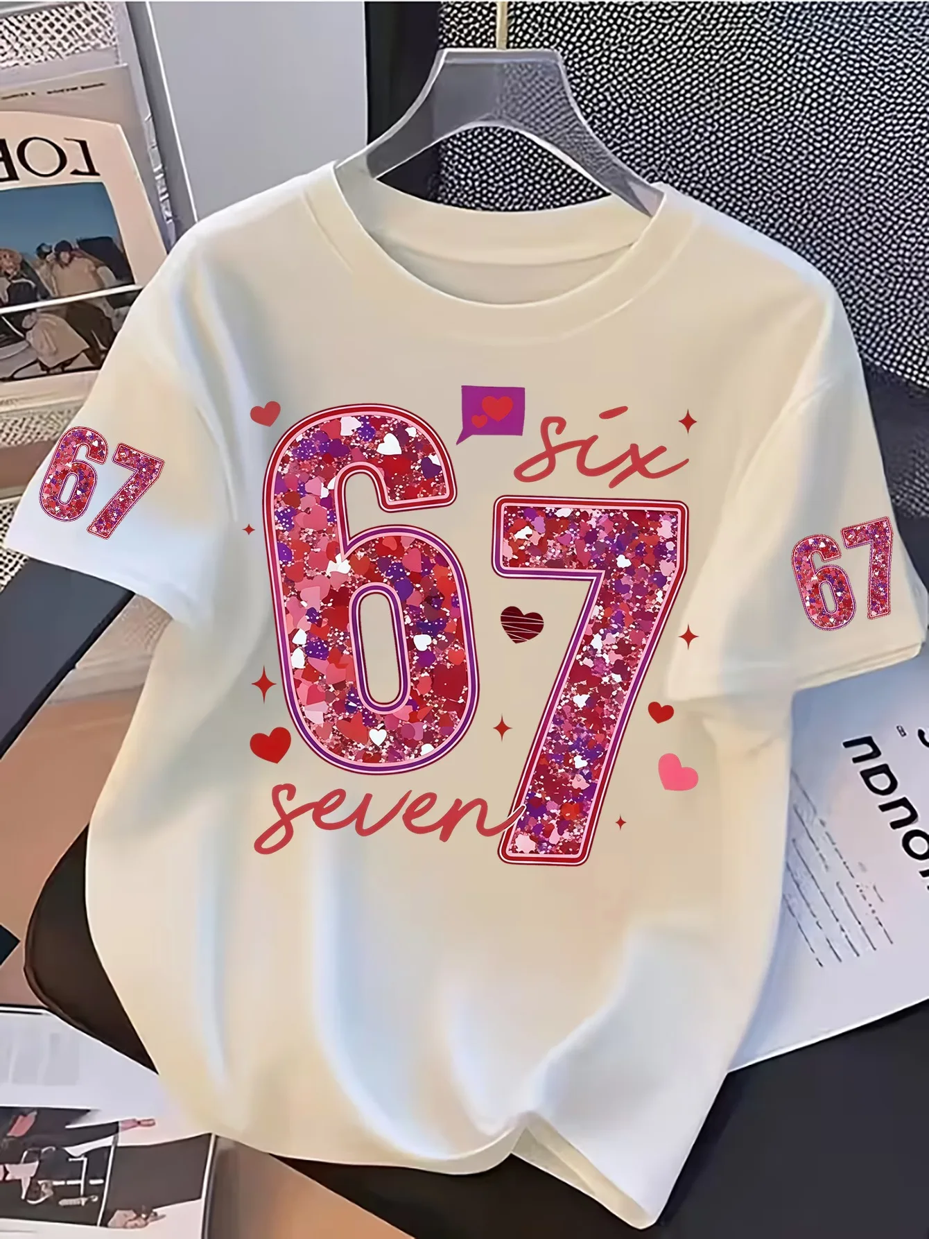 Camiseta feminina exclusiva para o Dia dos Namorados com lantejoulas número 67 e estampa criativa. Roupas infantis perfeitas para atividades ao ar livre no verão.