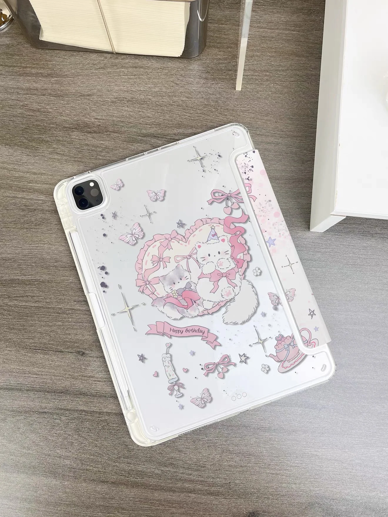 Cute cat-shaped tablet case, suitable for iPad. Lightweight, transparent, protects against bending and dropping.
