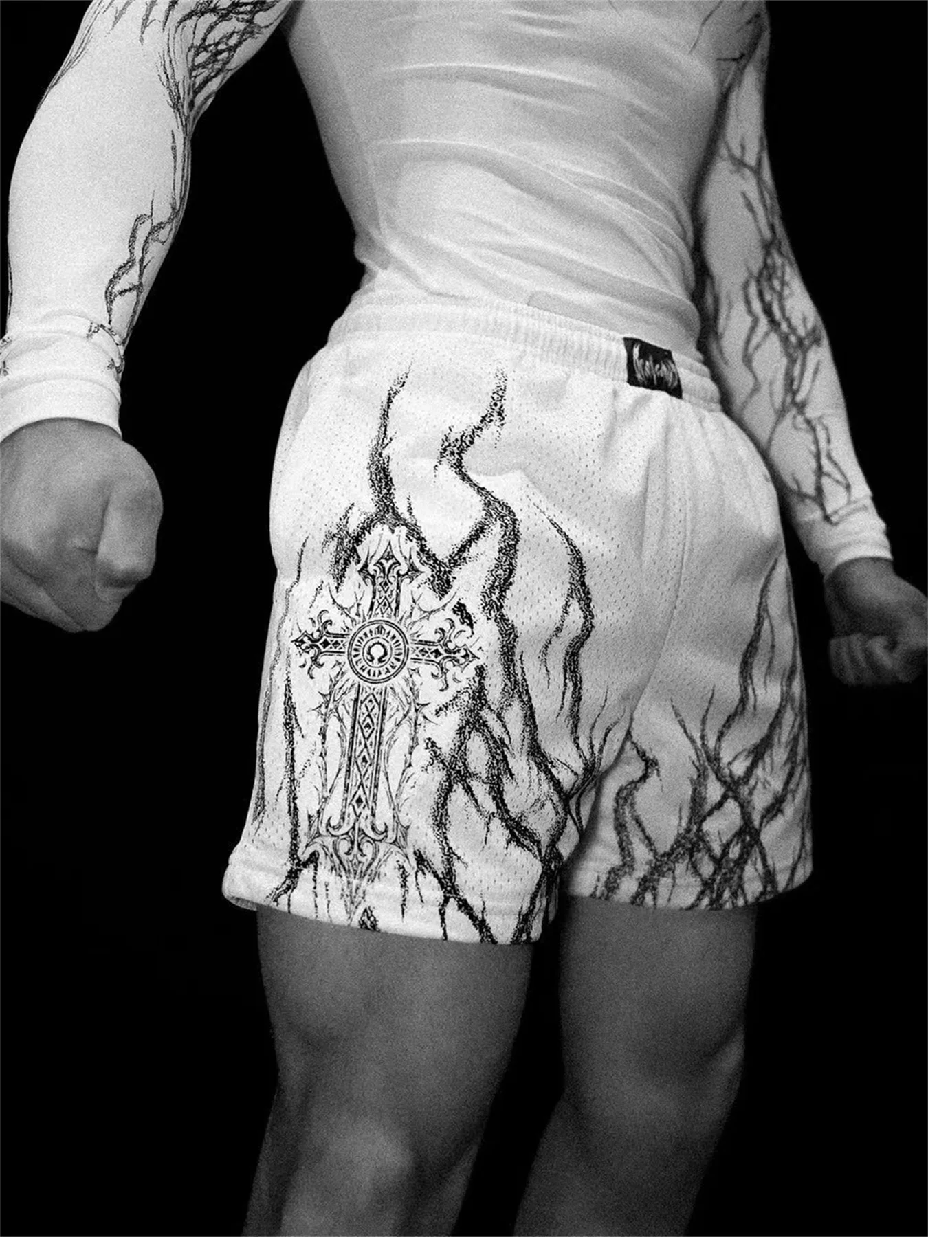 

Мужские летние спортивные шорты: дышащая, быстросохнущая, легкая ткань; современные принты; усиленные люверсы для свободы движений.