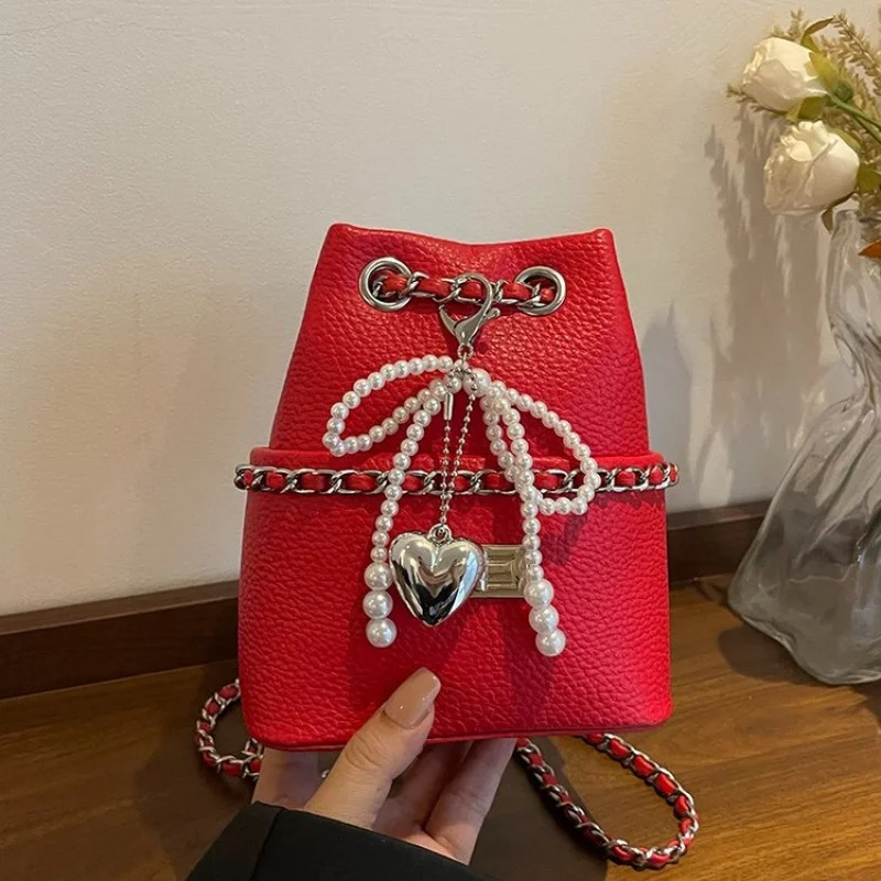 

Элегантная женская сумка с ручкой и керамическими акцентами для изысканного и художественного вида