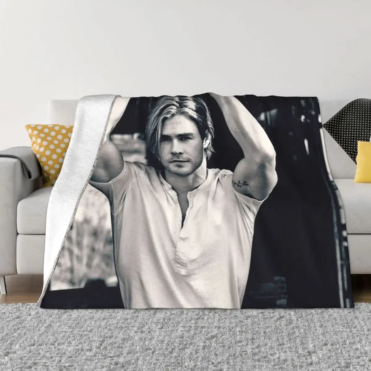

Chris Hemsworth Blankets Sofa Cover Fleece Spring Autumn Black and White Soft Throw Blankets for Bed Outdoor Rug Piece