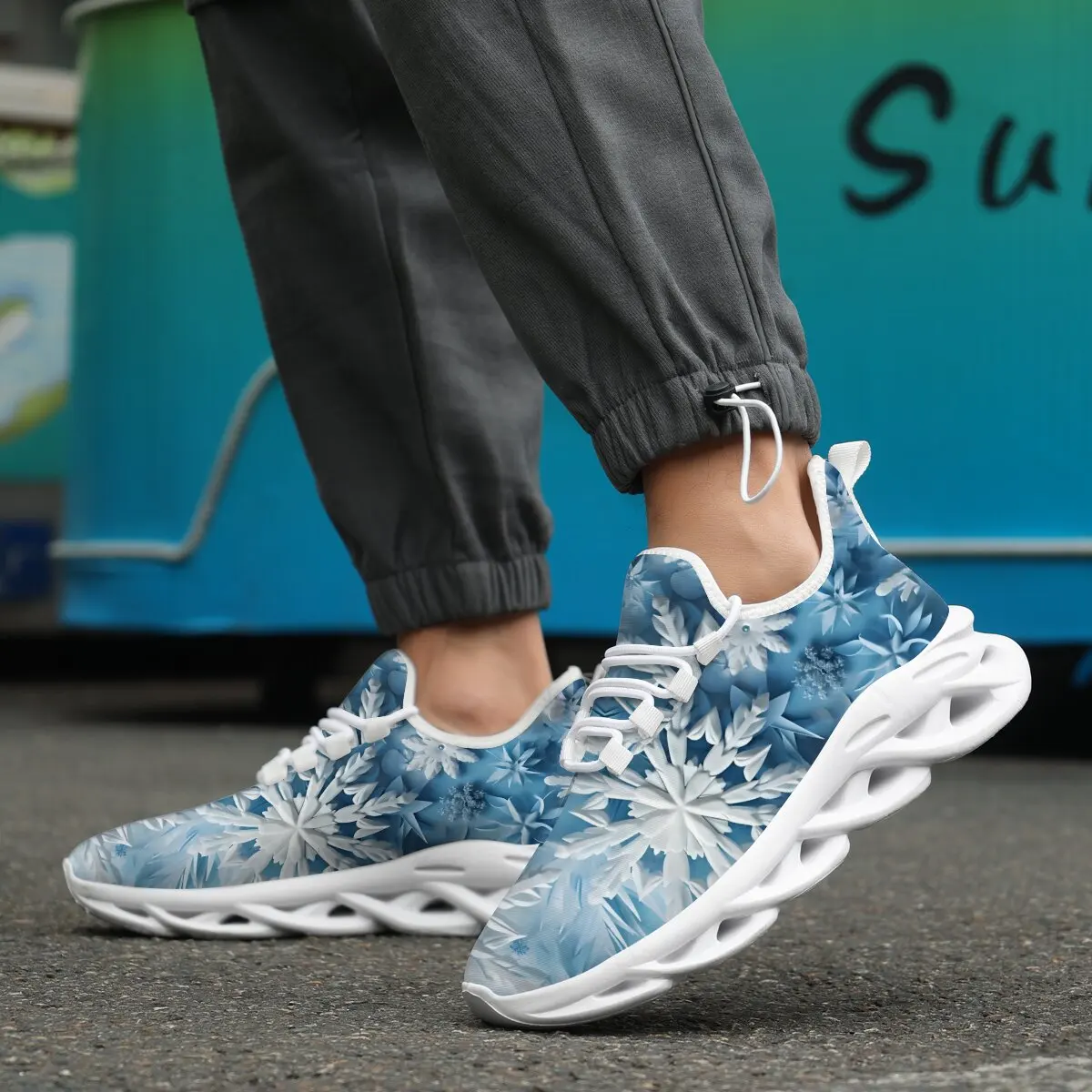 

New Lightweight Flat-bottomed Christmas Holiday Snowman Gift Elk Pattern-themed Flying Woven Parent-child Lace-up Sports Shoes