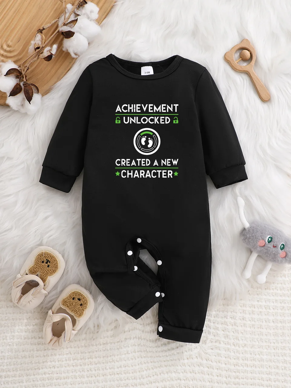 

A baby long-sleeved onesie with interesting letter prints. It features a buttoned design for easy putting on and taking off