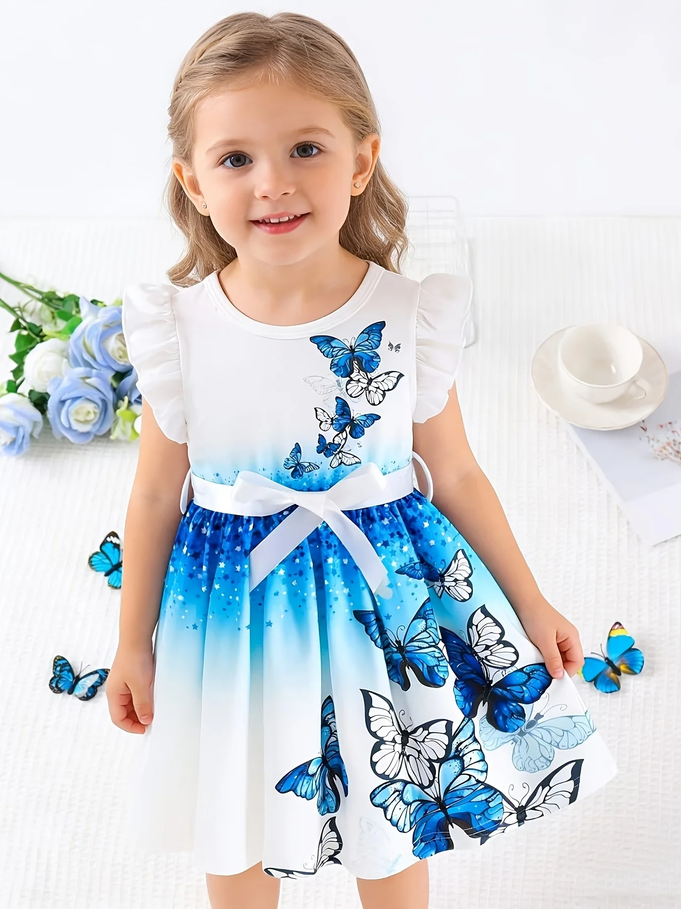 Robe pour filles à manches volantées, motif papillon bleu ombré sur fond blanc, style doux, tenue d'été
