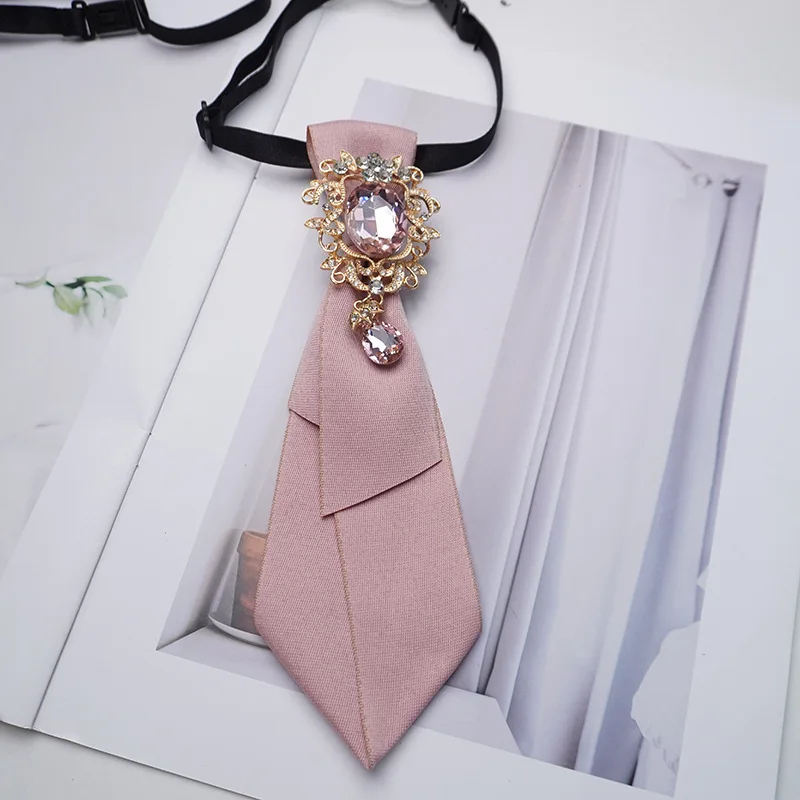 acessorio-de-colarinho-em-rosa-nude-suave-com-diamantes-que-realca-instantaneamente-a-sofisticacao-do-seu-visual-facilmente-adaptavel-a-varios-estilos