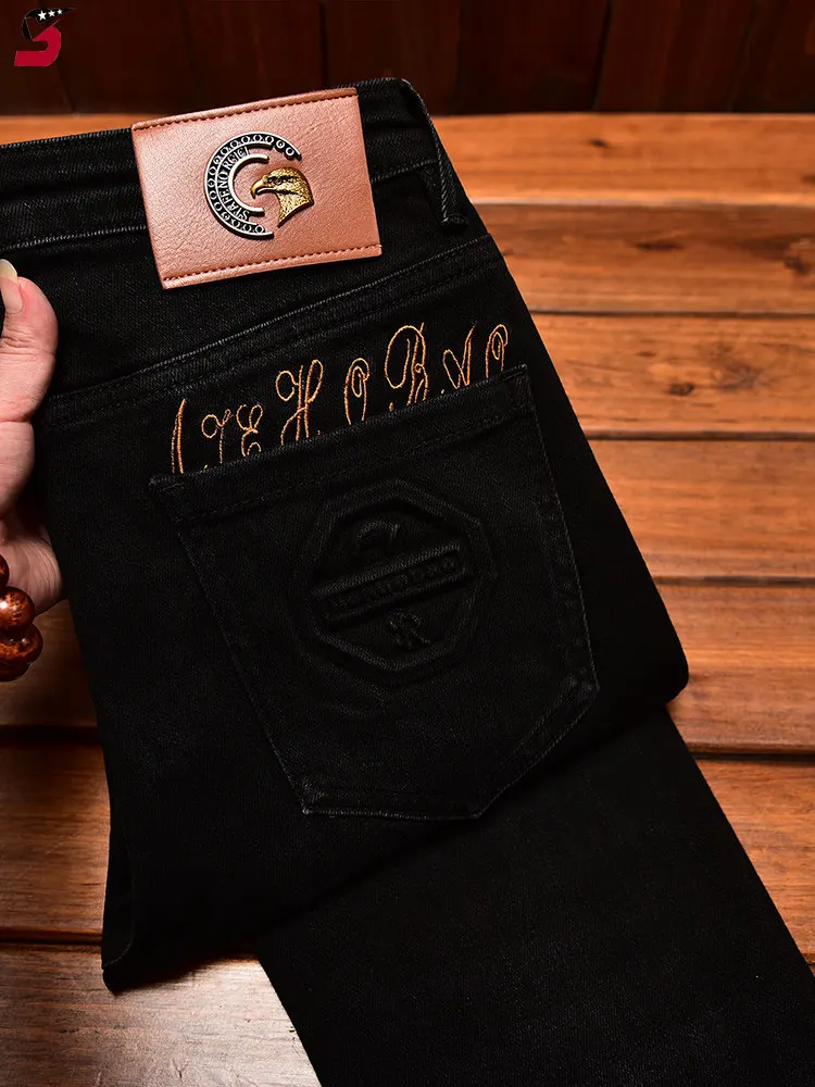 

Мужские джинсы премиум-класса, черные, зауженные, с узкими штанинами, модные, брендовые, с вышивкой и тиснением, в корейском стиле, эластичные брюки.
