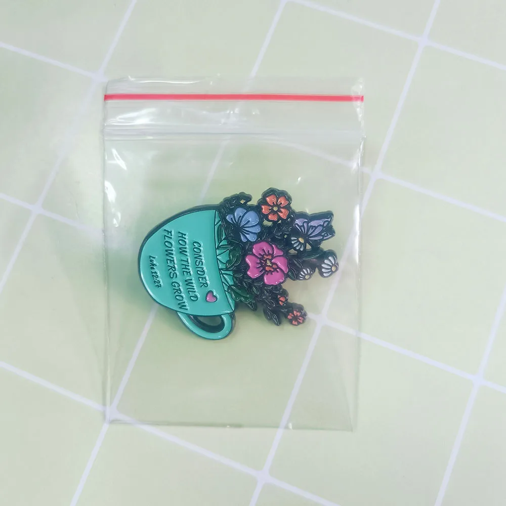 Bibelvers „Betrachtet, wie die Wildblumen wachsen“ Emaille-Pin, Blumen-Teebecher-Schmetterlings-Brosche, inspirierendes Sprichwort-Abzeichen, Accessoire – Detail 14