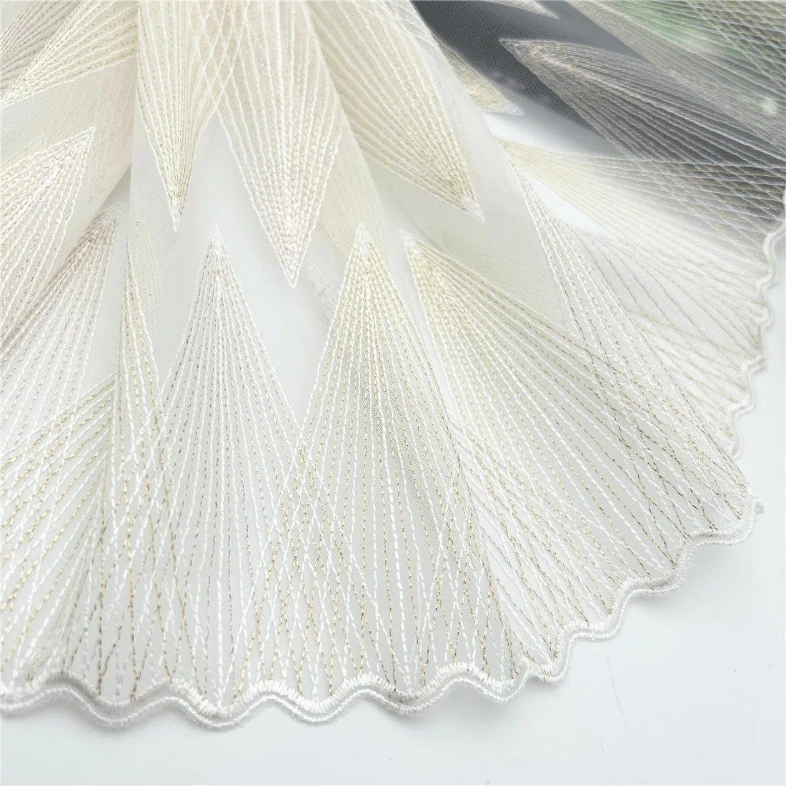 3y/lot Breite 22cm Weiß Glänzende Goldene Stickerei Spitzenborte Nicht-Elastisch Bekleidungszubehör Kleid Nähapplikation Kostümspitze – Detail 1