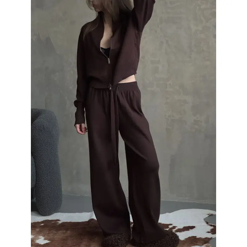 ชุดเซ็ตเสื้อคาร์ดิแกนและกางเกงไหมพรมแบบซิปสำหรับผู้หญิง สไตล์ทันสมัย ทรงเข้ารูป เหมาะสำหรับใส่ไปทำงาน ชุดลำลองสุดชิคสำหรับฤดูใบไม้ร่วงและฤดูหนาว