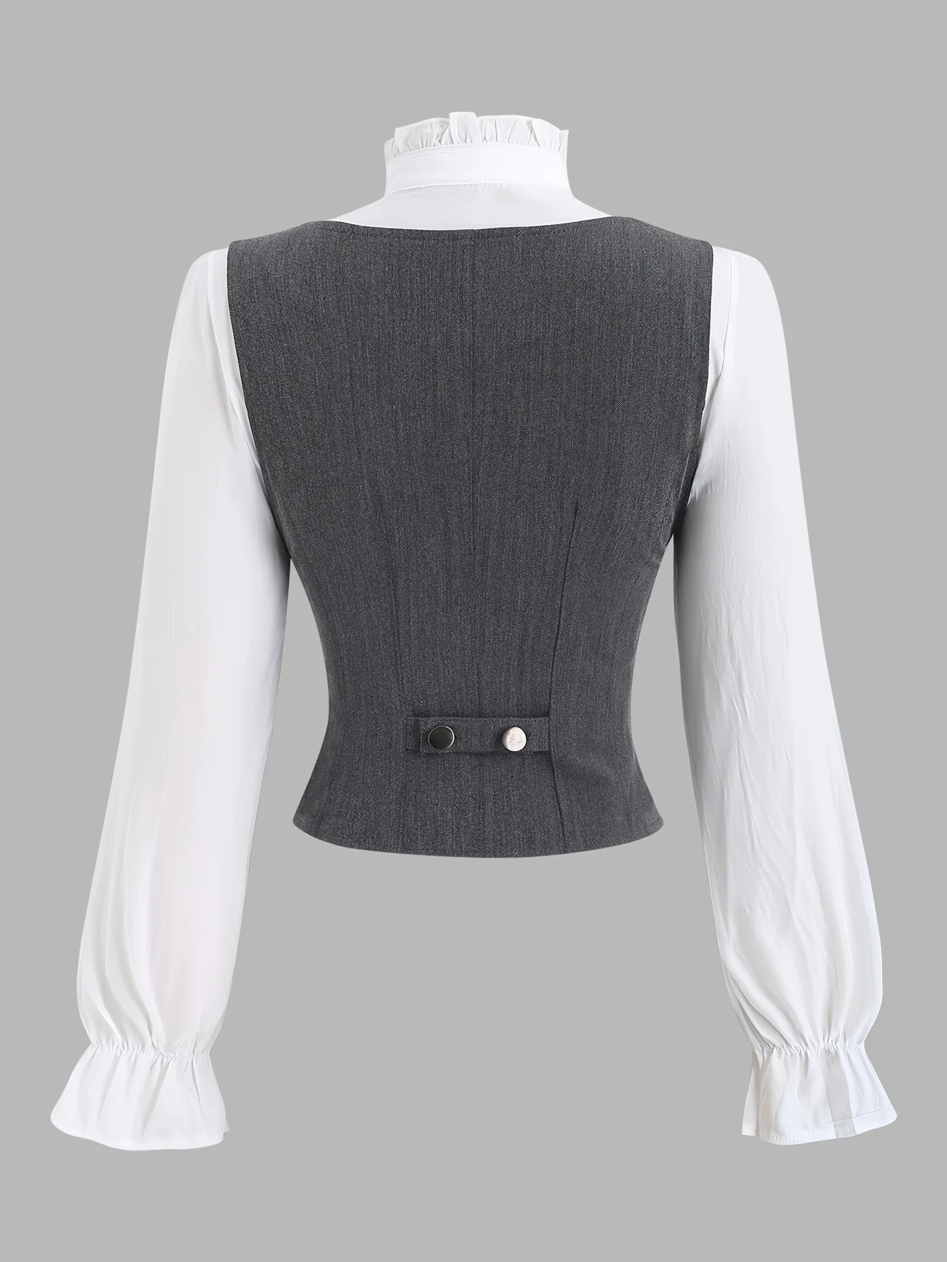 La nuova collezione Primavera/Estate 2025 presenta un gilet versatile in tinta unita con collo quadrato e un gilet artistico retrò