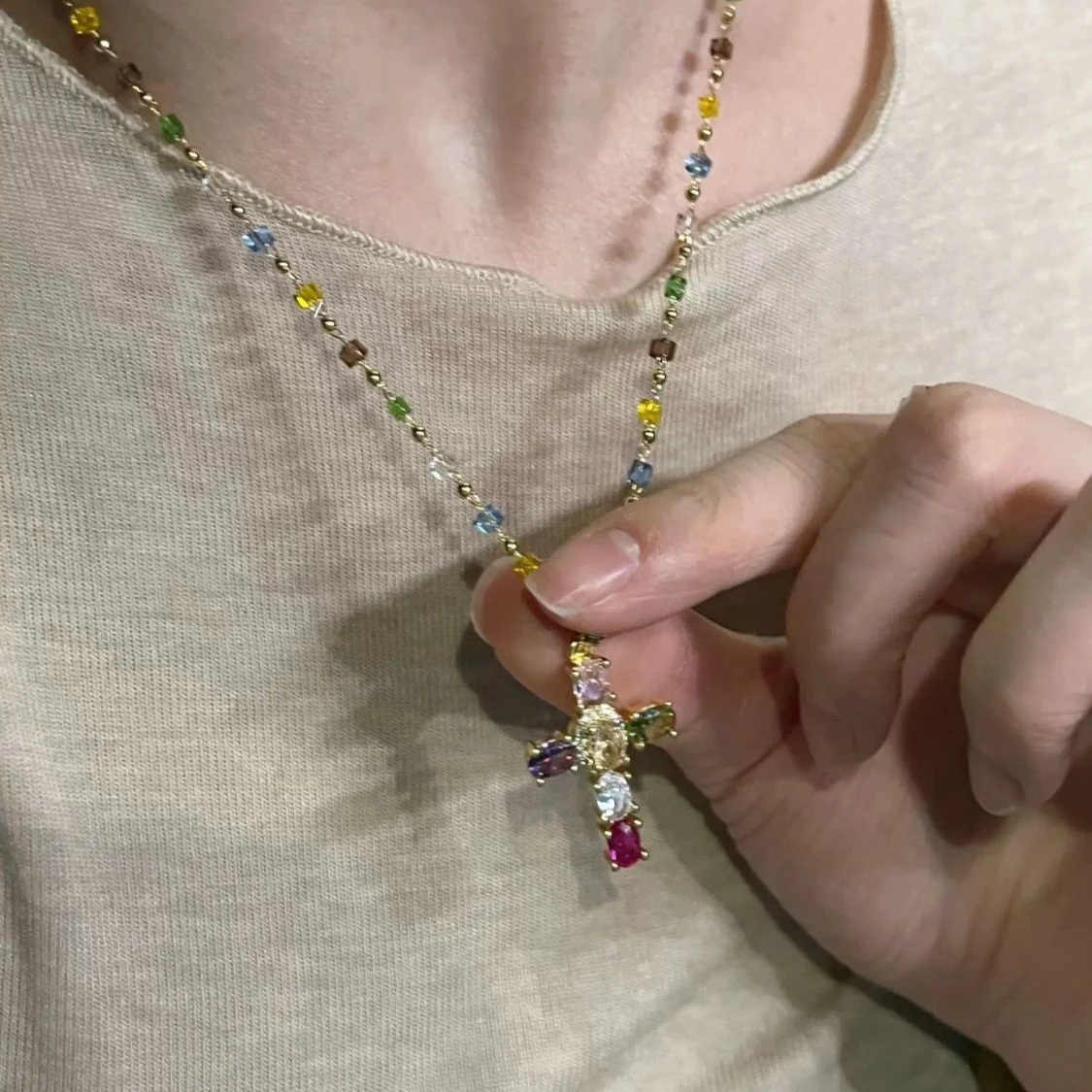 Großhandel B2B Edelstahl Trendige Bunte Zirkon-Kreuzanhänger-Halskette für Frauen, Religiöser Schmuck mit Charme – Detail 6