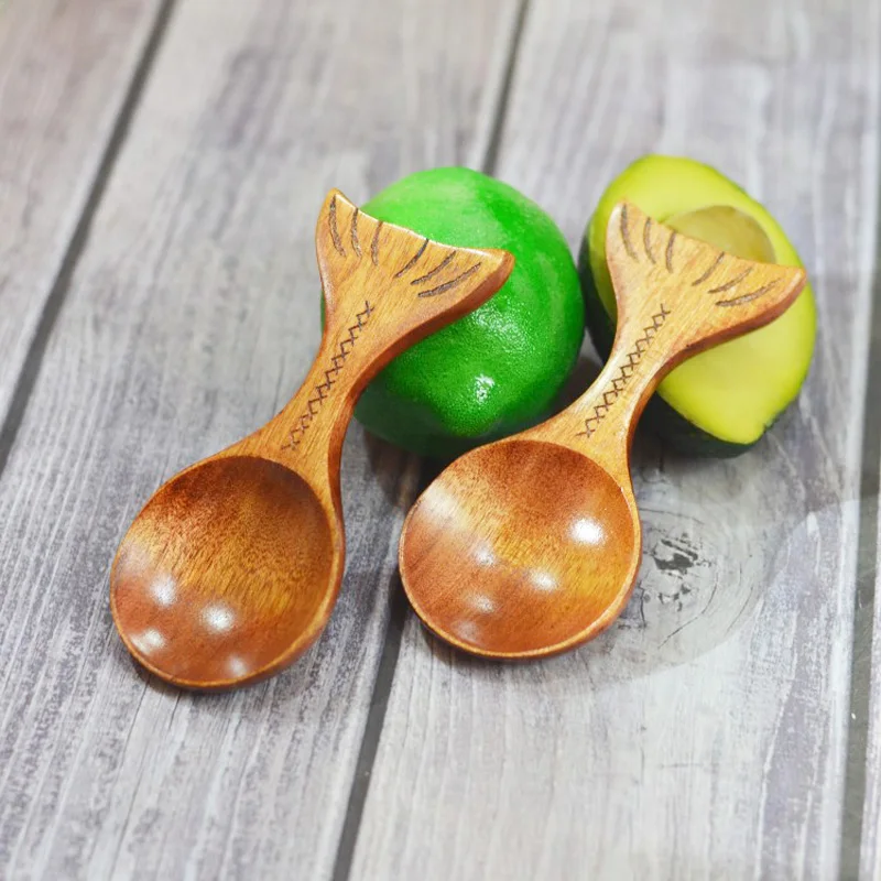 100 قطعة شكل السمكة الرجعية ملعقة صلصة النمط الياباني مقبض قصير مقاومة للحرارة ملعقة خشبية صغيرة على شكل سمكة ملعقة المطبخ أداة