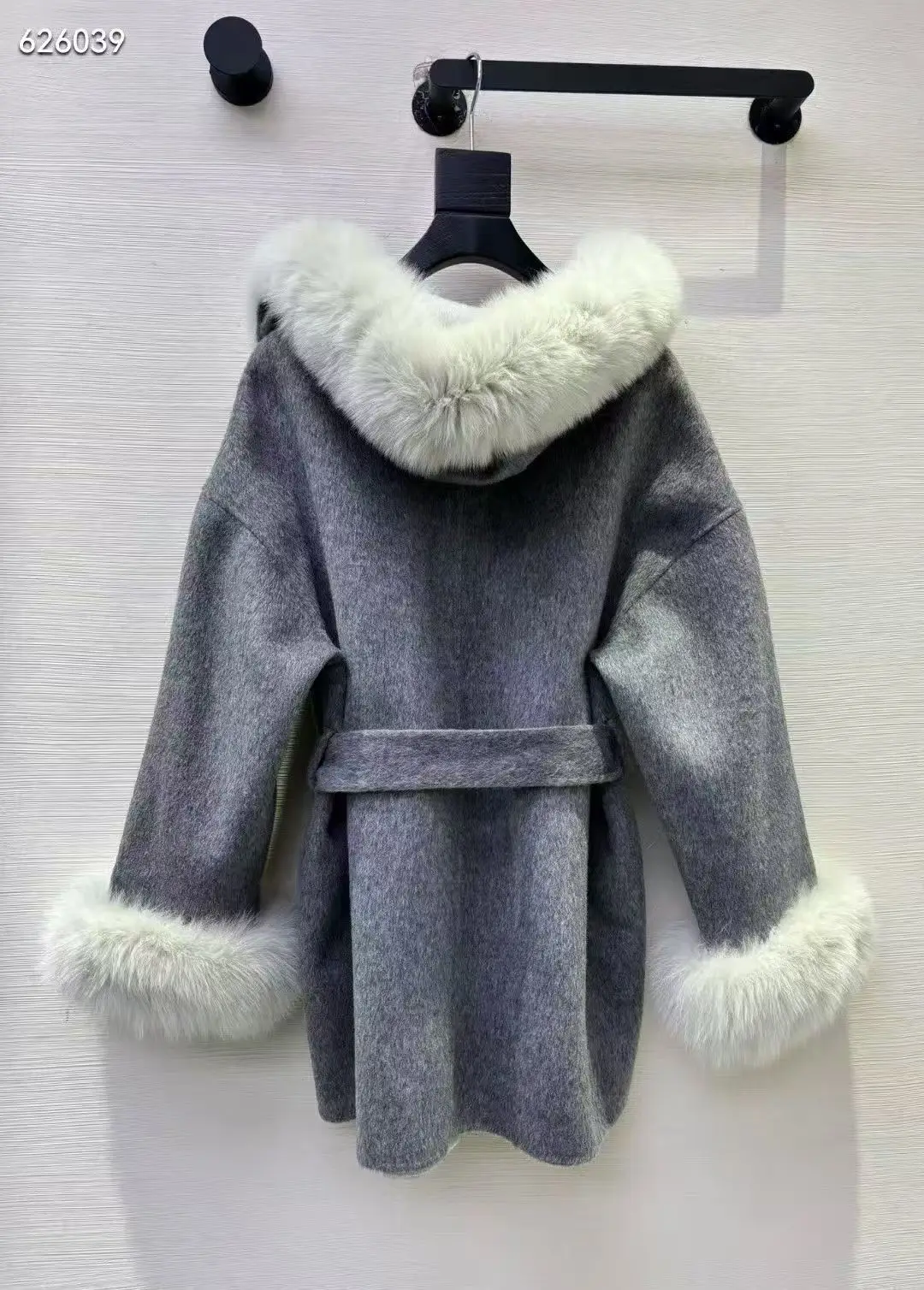 เสื้อโค้ทแคชเมียร์ผู้หญิง ดีไซน์หรูหรา เรียบง่าย อุ่นสบาย สำหรับฤดูหนาว พร้อมฮู้ดและปกขนสุนัขจิ้งจอก ดีไซน์กระเป๋าคู่