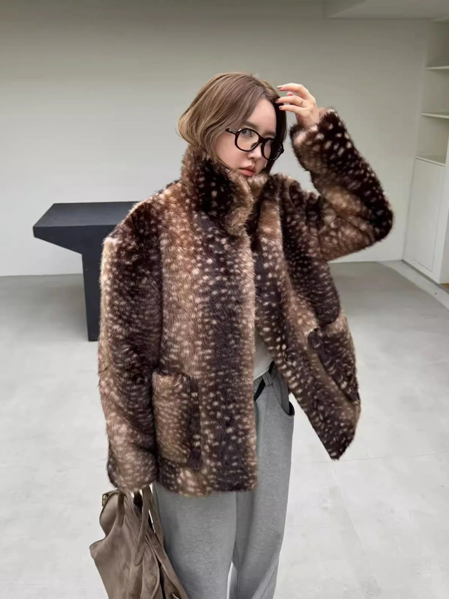 

Женская шуба Gagarich в стиле ретро в западном стиле с узором оленя из искусственного меха, новинка зимы 2025, модный старинный свободный топ