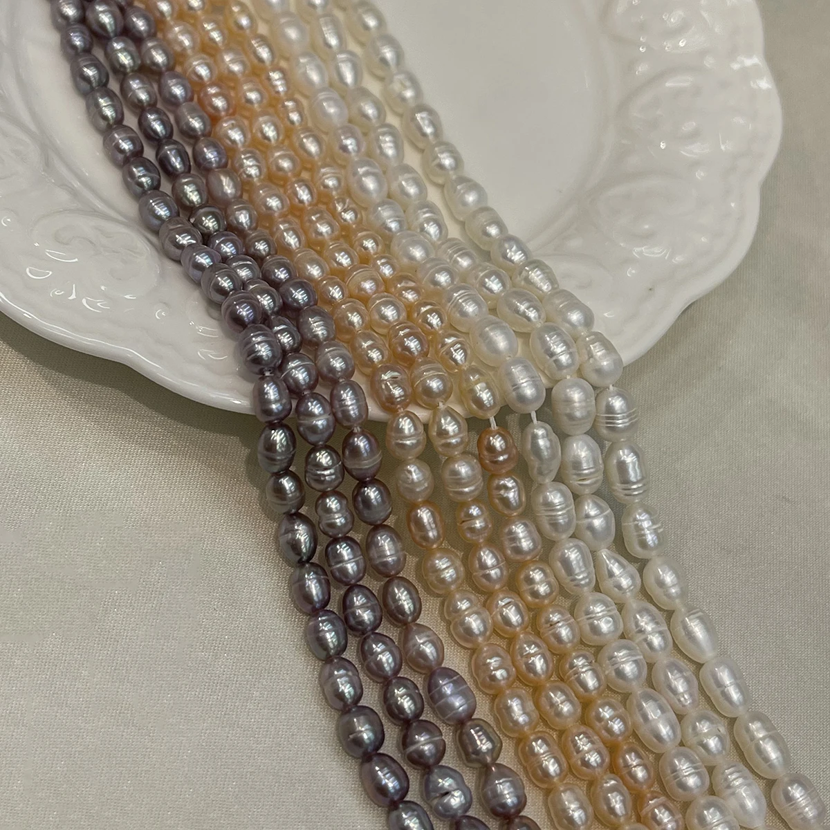 Ein 5-6mm großer Strang aus natürlichen Süßwasser-Reisperlen, barocke lose Perlen, 36cm, für DIY-Schmuckherstellung von Halsketten und Armbändern für Frauen. – Detail 9