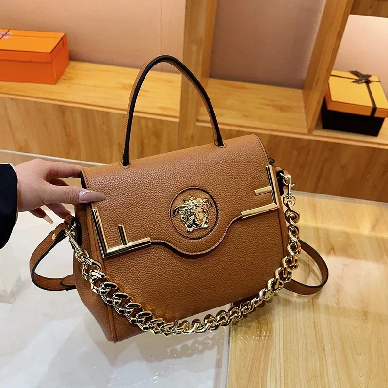 

Женская сумка-саквояж люксового бренда — сумка из натуральной кожи с кодовым замком и съемным плечевым ремнем