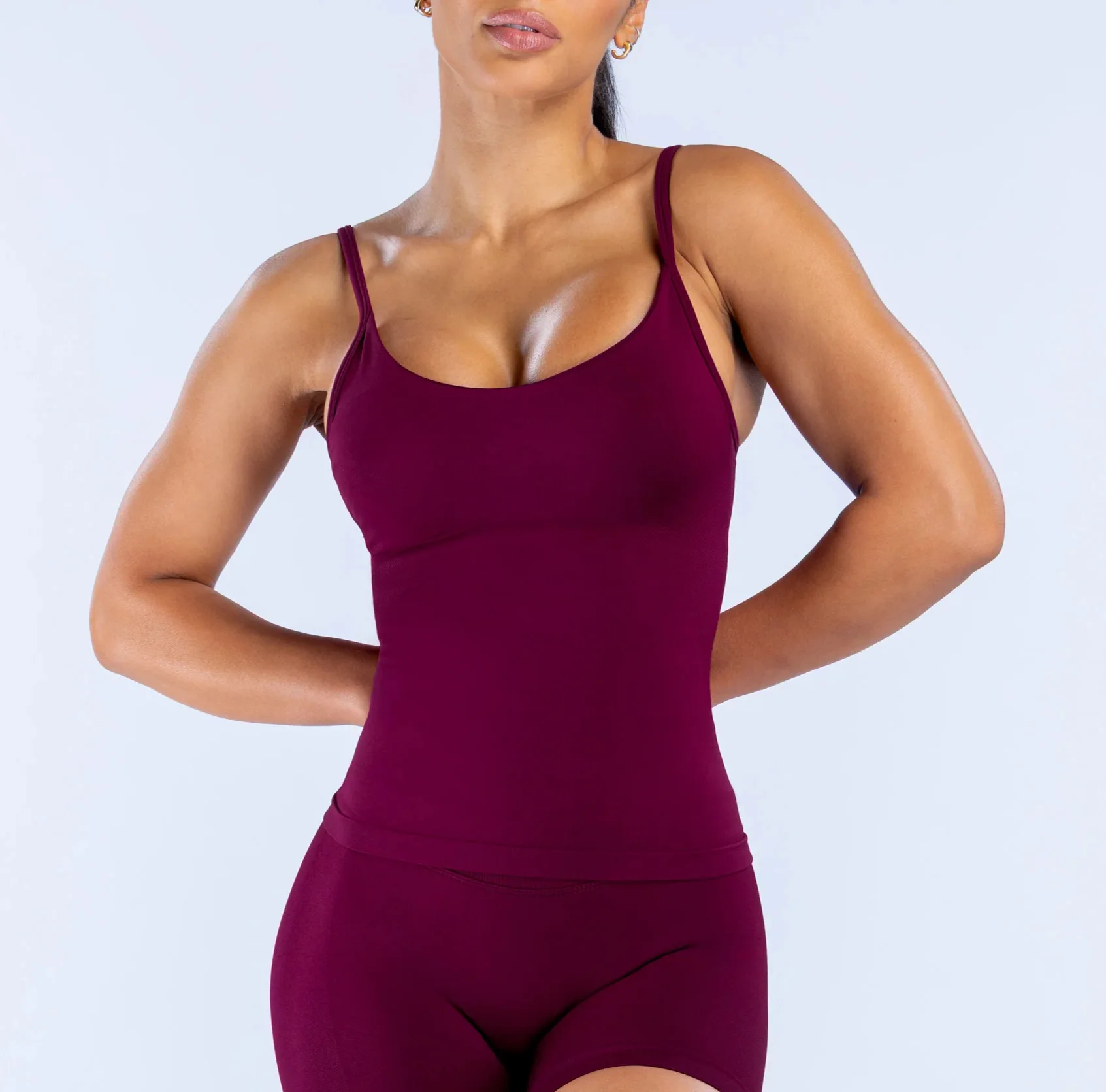 Denyf Damen-Yoga-Set mit dünnen Trägern, rundem Halsausschnitt, nahtlosem Design, herausnehmbaren Einlagen, Sport-BH und Shorts für Fitness-Training. – Detail 16
