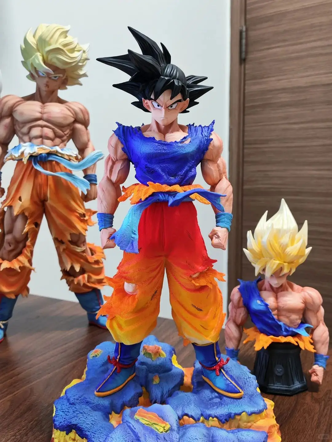 

Dragon Ball Z JT Studio Super Saiyan 1.0 Son Goku Statue 2 head - Fully Painted with Display Base, Collectible Anime Figure Gift