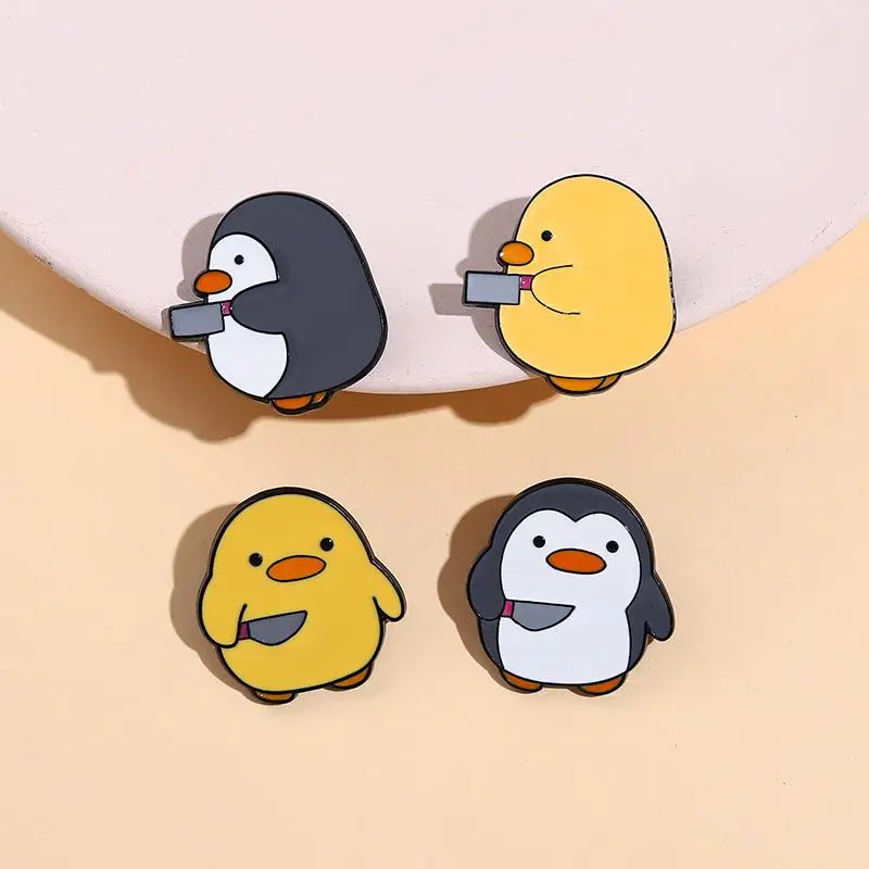 Alfileres polluelo pequeño pingüino daga cuchillo broches solapa insignias dibujos animados divertido Animal joyería regalo para niños amigo Cutie asesino esmalte