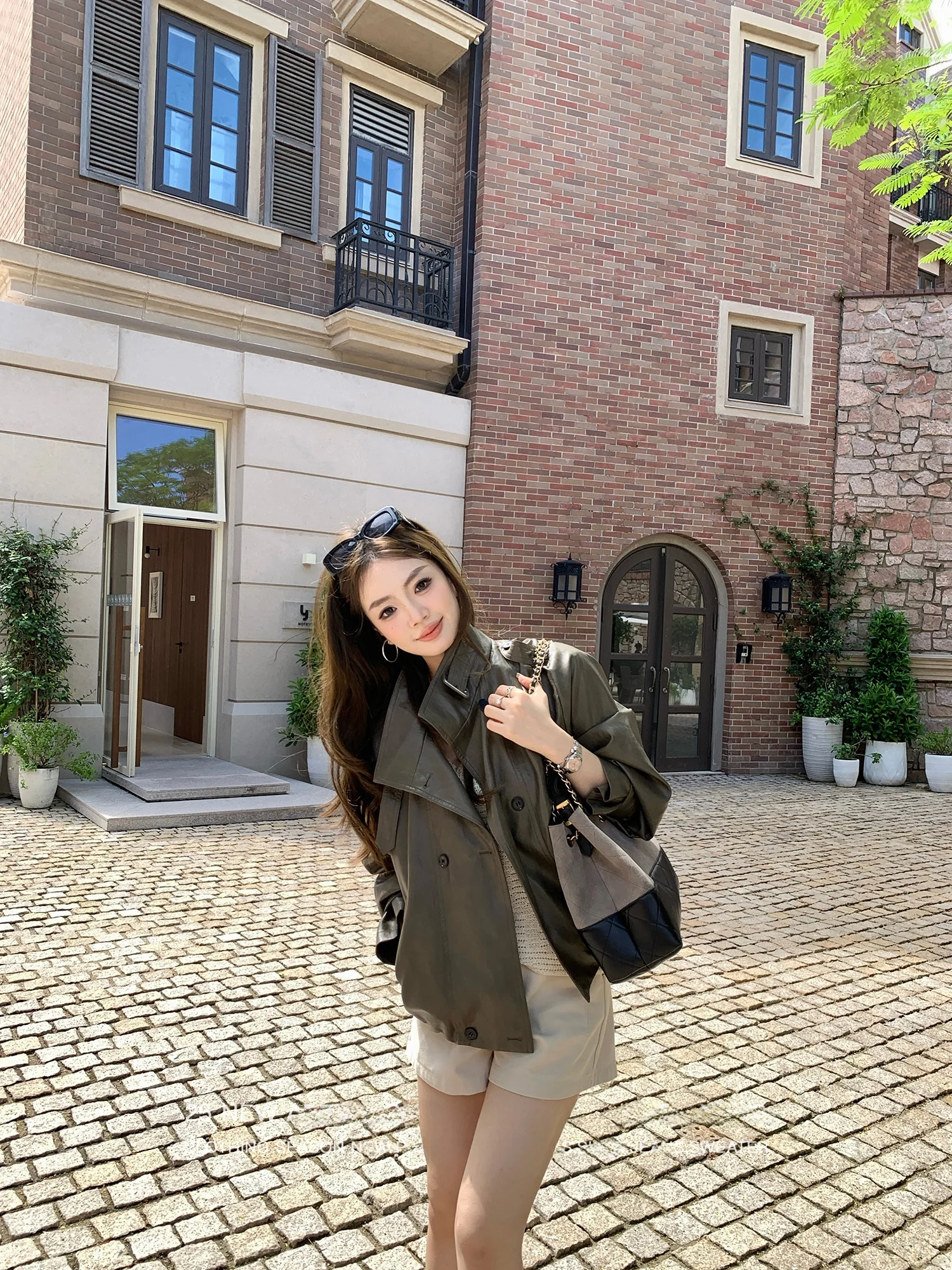 Chaqueta de cuero PU con cuello alto para mujer, estilo adelgazante, nueva colección de otoño, abrigo de manga larga de doble botonadura con sensación de alta gama.