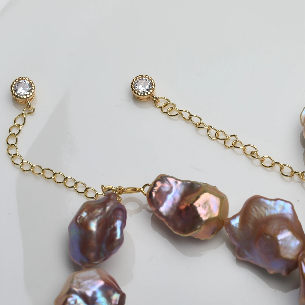 น้ําจืดAlien Pearlสร้อยข้อมือธรรมชาติสีโลหะที่มีสีสันไม่สม่ําเสมอBaroqueสร้อยข้อมือZirconแปลกเครื่องประดับ