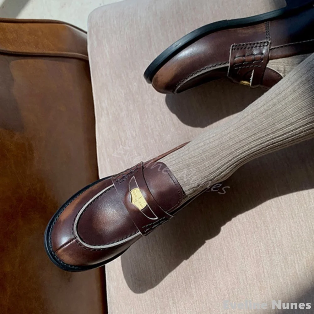 Коричневые лоферы на массивном каблуке в стиле ретро, женские лоферы без шнуровки с круглым носком и металлическими украшениями, черные кожаные туфли, новые весенние лоферы 2023 г.