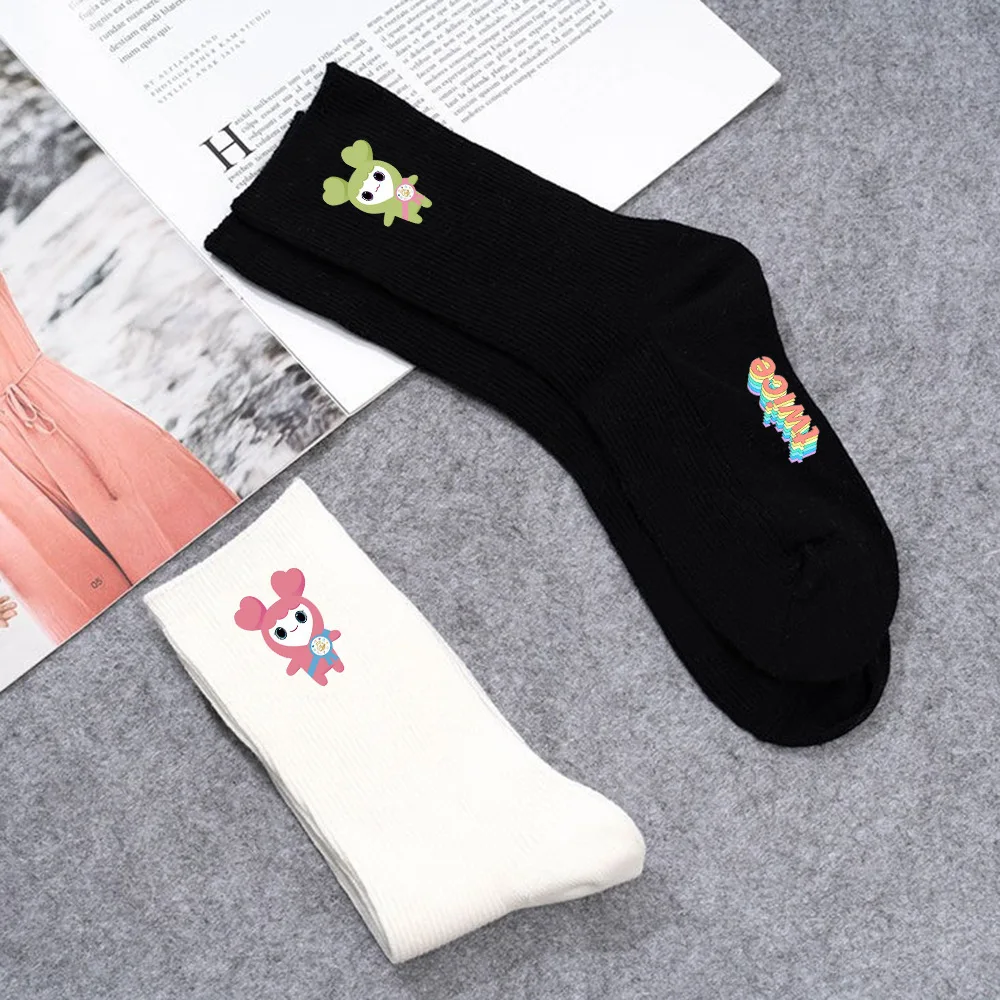 Calcetines de algodón de dibujos animados KPOP TW NaYeon Tzuyu SANA MINA moda impresa transpirable blanco y negro calcetines largos de verano regalo para seguidores