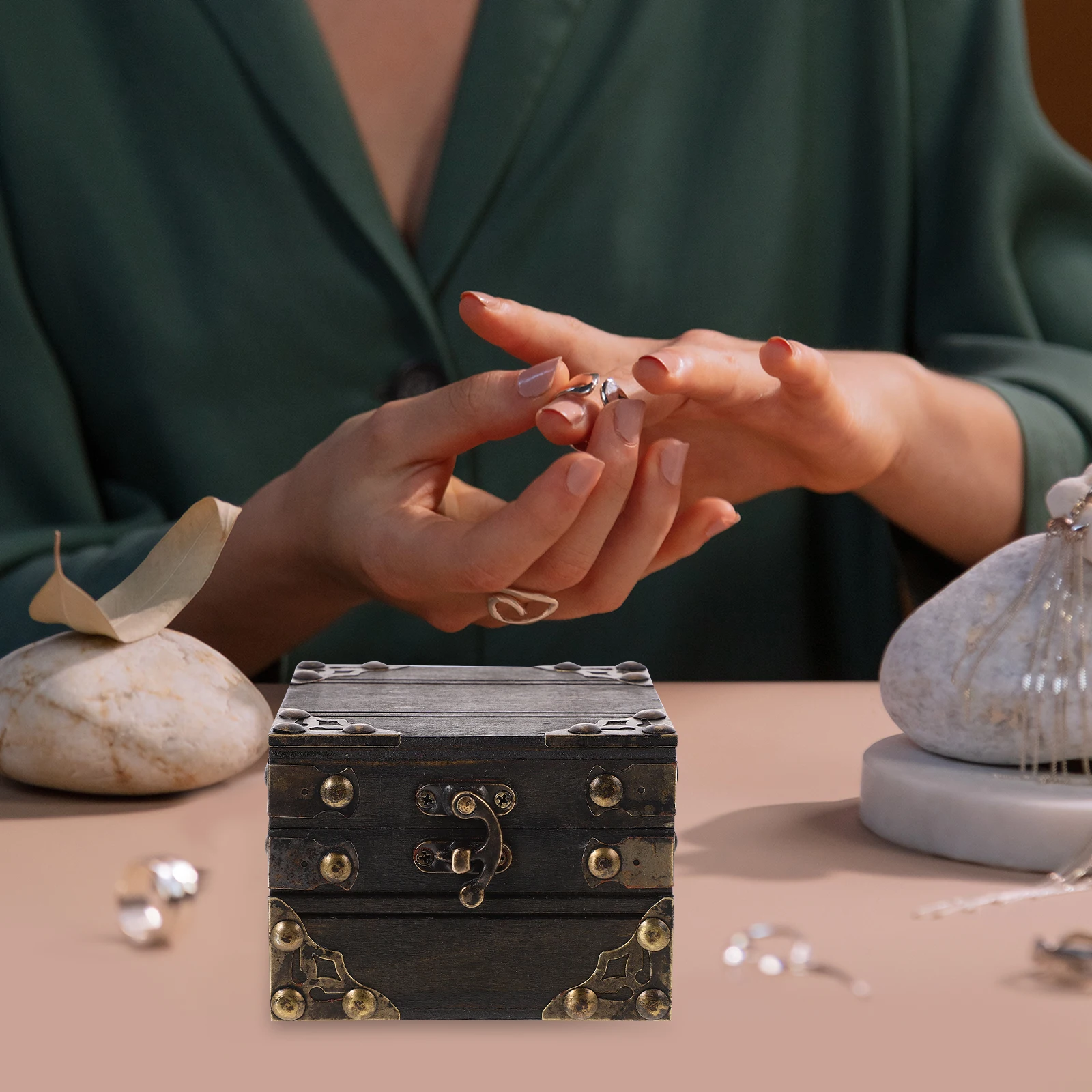 

Винтажный деревянный сундук для хранения украшений (1 шт.): органайзер для серег, колец, подвесок, памятных вещей, декор для дома