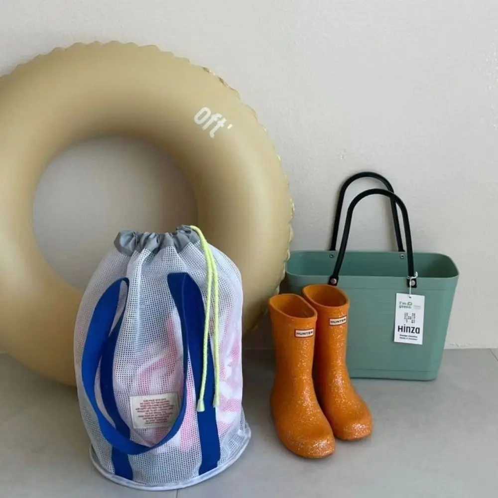 กระเป๋าตาข่ายชายหาดน้ำหนักเบา ระบายอากาศได้ดี มีเชือกผูก ใช้สำหรับใส่ของว่ายน้ำ พับเก็บได้ พกพาสะดวก ใช้สำหรับใส่ของอาบน้ำ ซักผ้า และกิจกรรมกลางแจ้ง