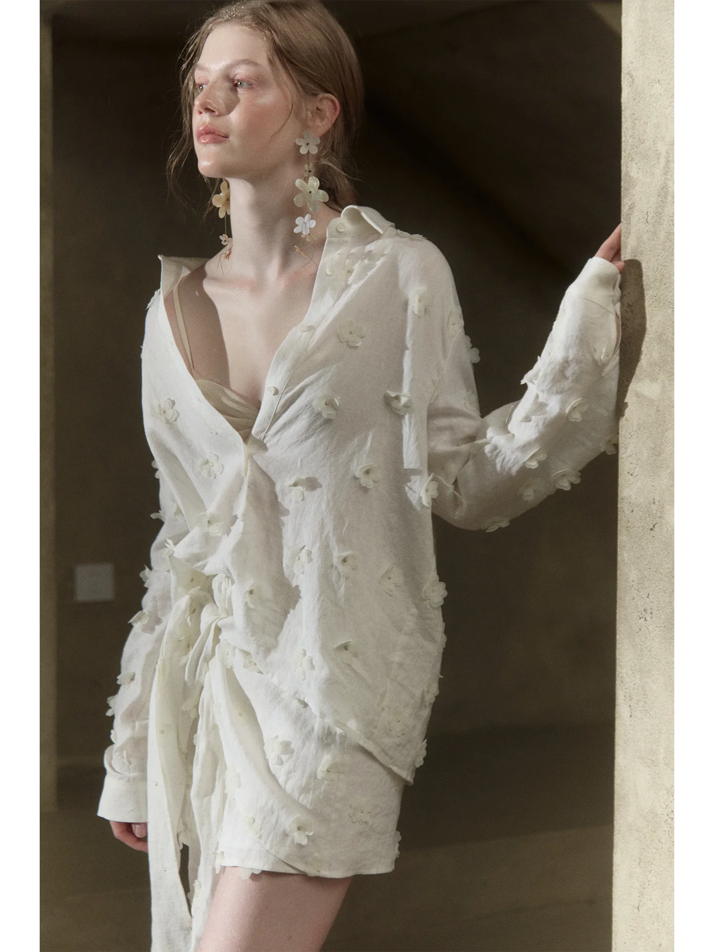 

Льняная рубашка свободного кроя с цветочной вышивкой и повседневные шорты-юбка Cariedo для женщин, весна-лето, модный комплект