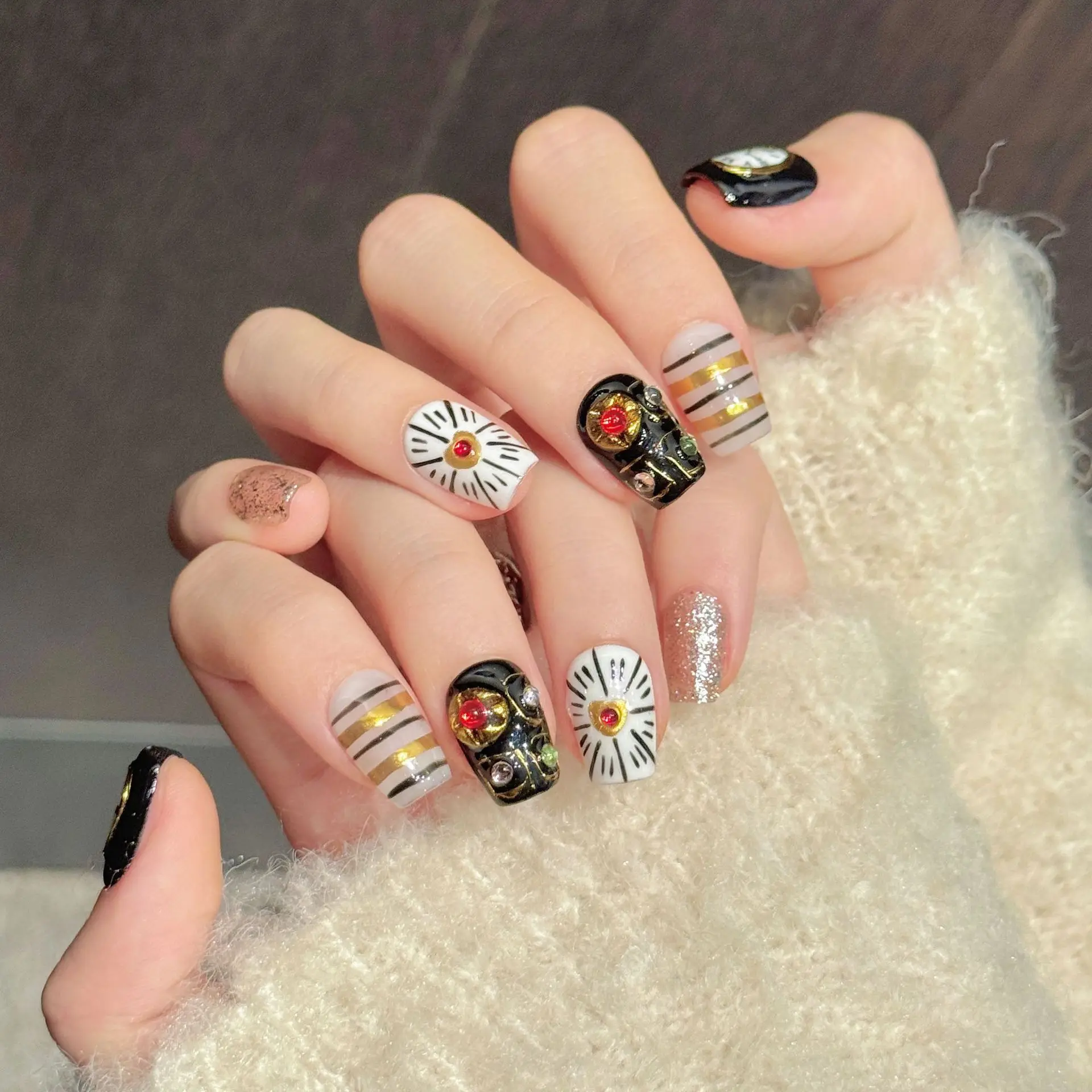 10 pièces presse à la main sur les ongles noir or horloge coeur strass court amande faux ongles Design glamour avec outil 4 pièces