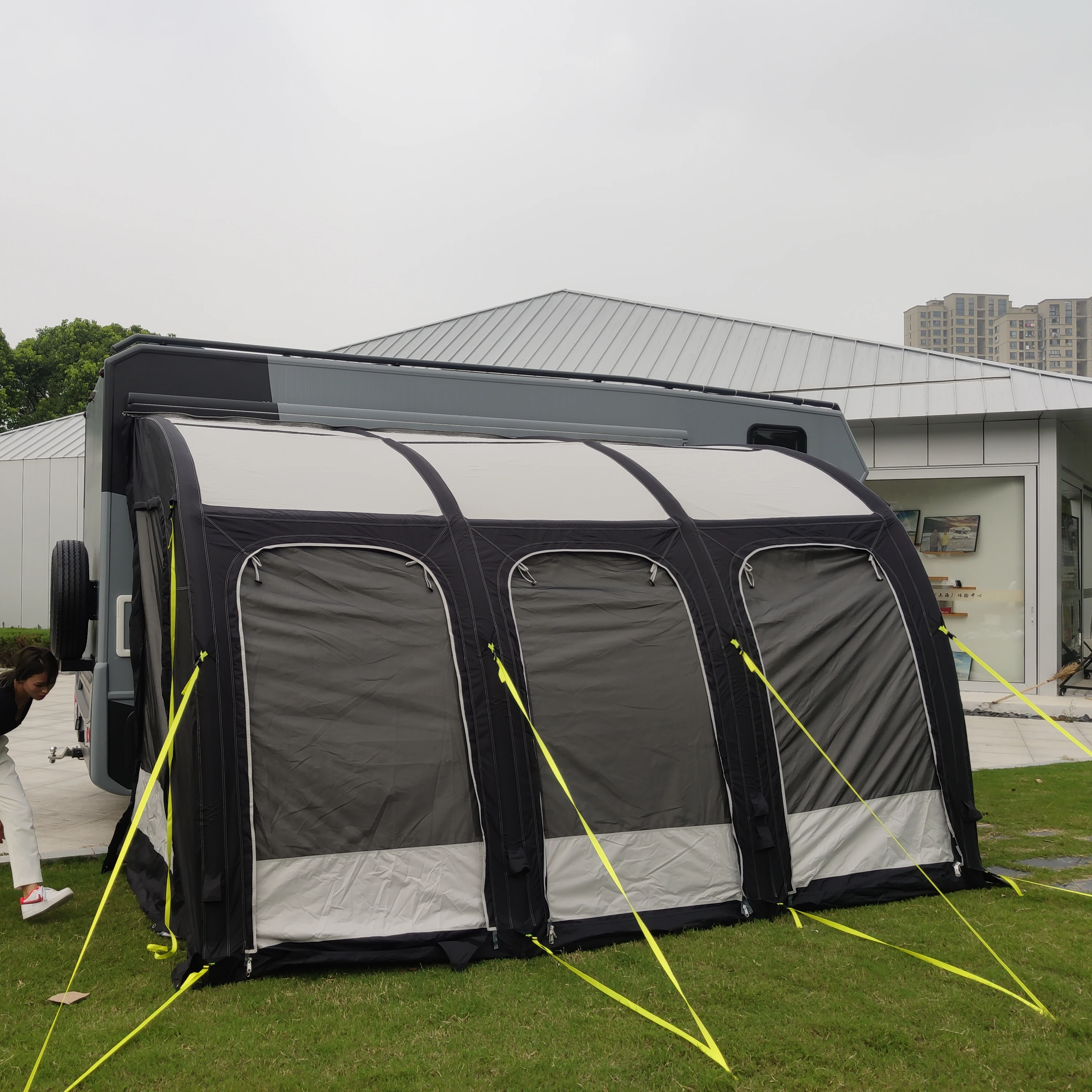 

New Outdoor Camping Inflatable Roomy Caravan Tent Caravan Porch Awnings for Caravans, Motorhomes & Campervans