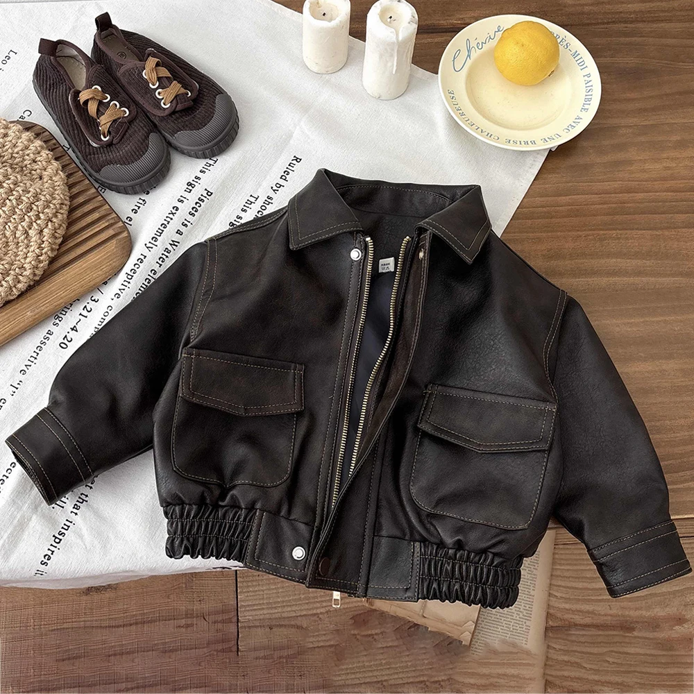 

Детская кожаная куртка в стиле ретро, осенняя новинка, пальто из искусственной кожи с отложным воротником и молнией для маленьких мальчиков, свободный топ с большими карманами в Корейском стиле для девочек