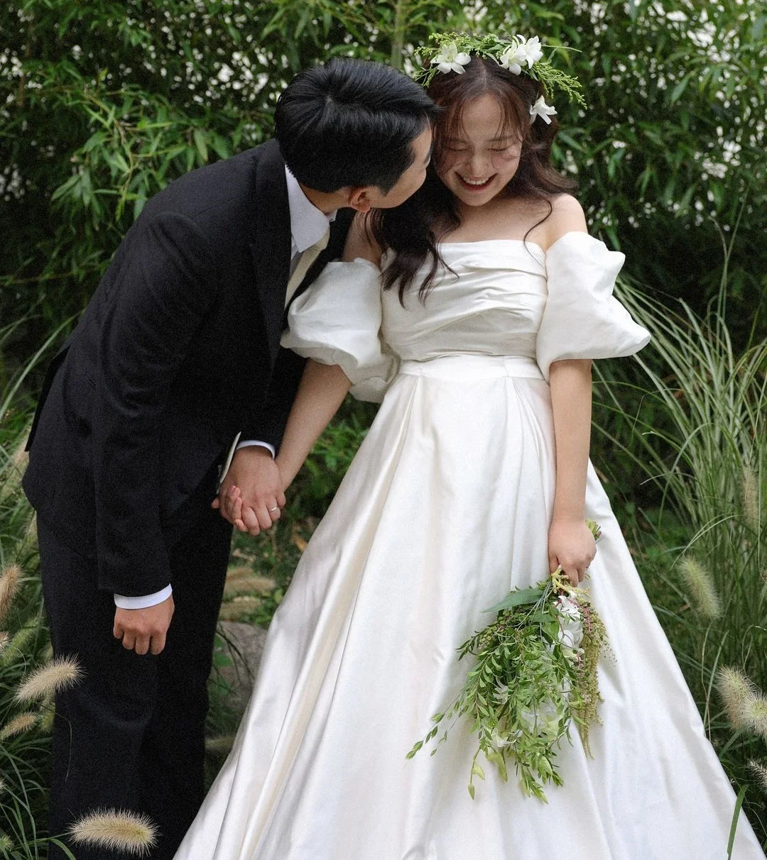 

Cameos Fashion Korea Off Shoulder Wedding Dresses Ruched Floor Length Photo Shoot Corset White Satin Customized Bridal Gown