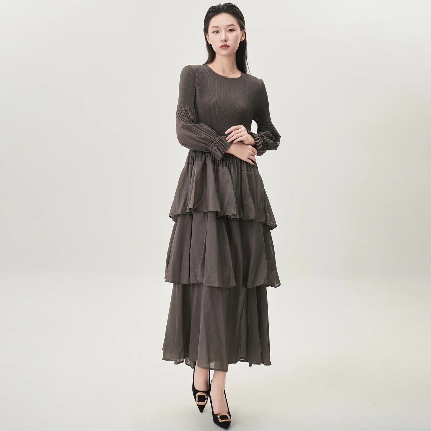 فستان Miyake مطوي لخريف وشتاء 2025، تنورة كعكة فضفاضة غير رسمية بأكمام طويلة، تنورة طويلة عصرية بقصة ضيقة بطيات