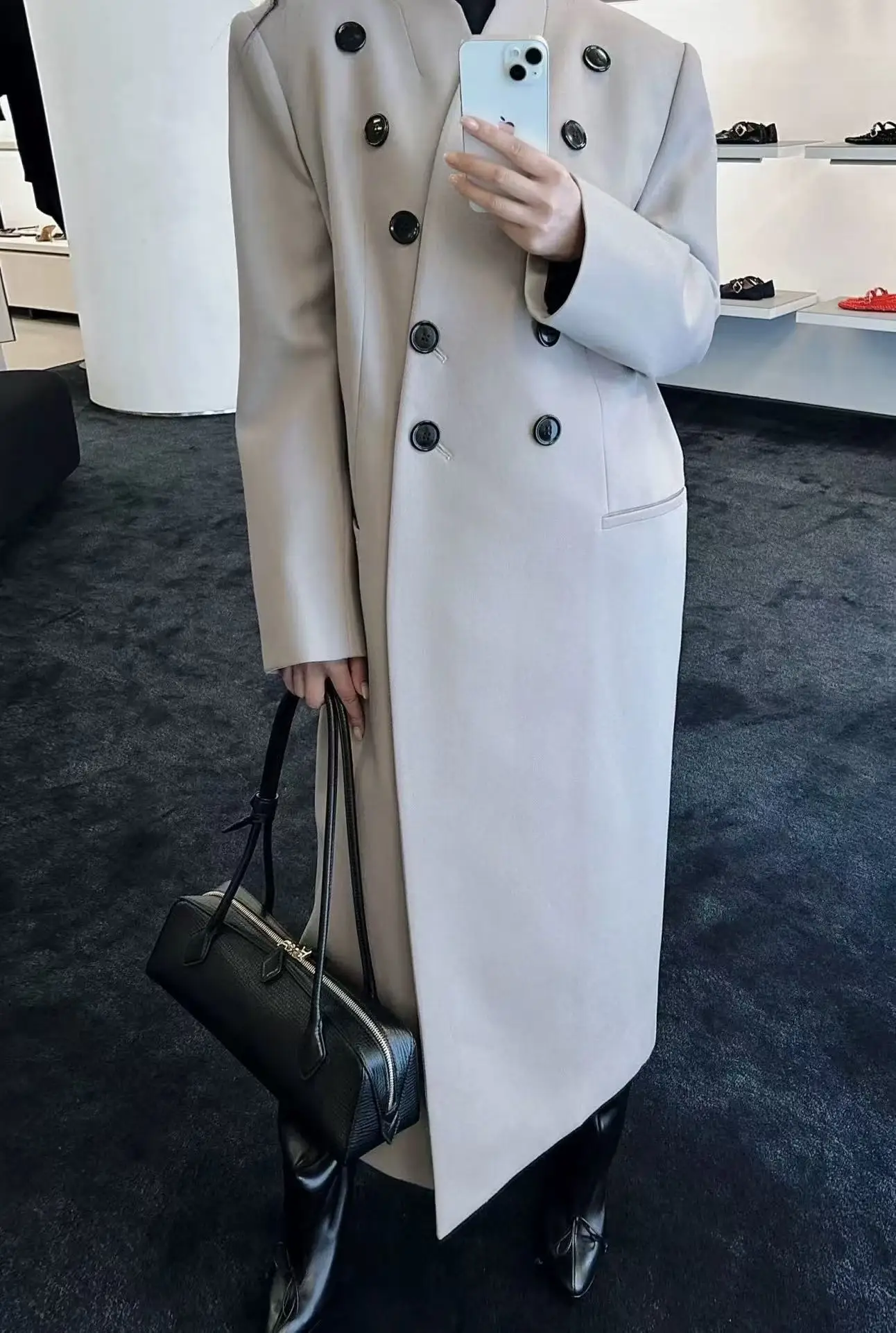 

Retro-style double-breasted mid-length overcoat with a V-neck and a slimming look. New autumn/Winter 2025 style