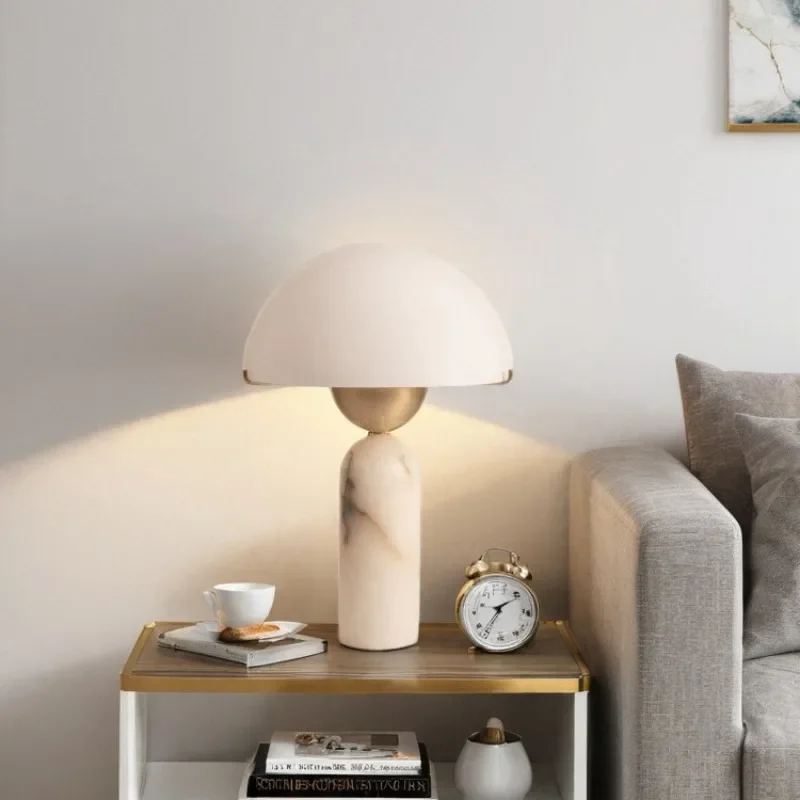 مصباح طاولة رخامي فاخر بإضاءة ما بعد الحداثة مصمم لغرفة المعيشة وغرفة النوم بجانب السرير وغرفة نموذجية وديكور بسيط إسكندنافي