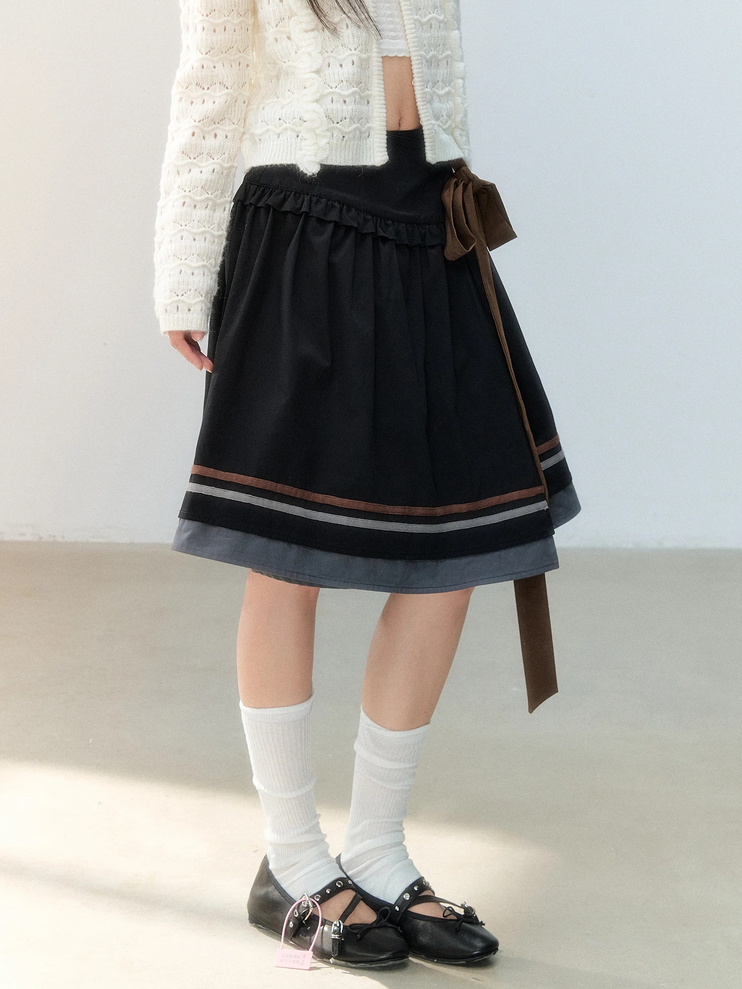 Guukahero Black Contrast Color Splicing Pleated A-Line  Skirt for Women Vintage One-Piece Short Skirt with Wood Grain 