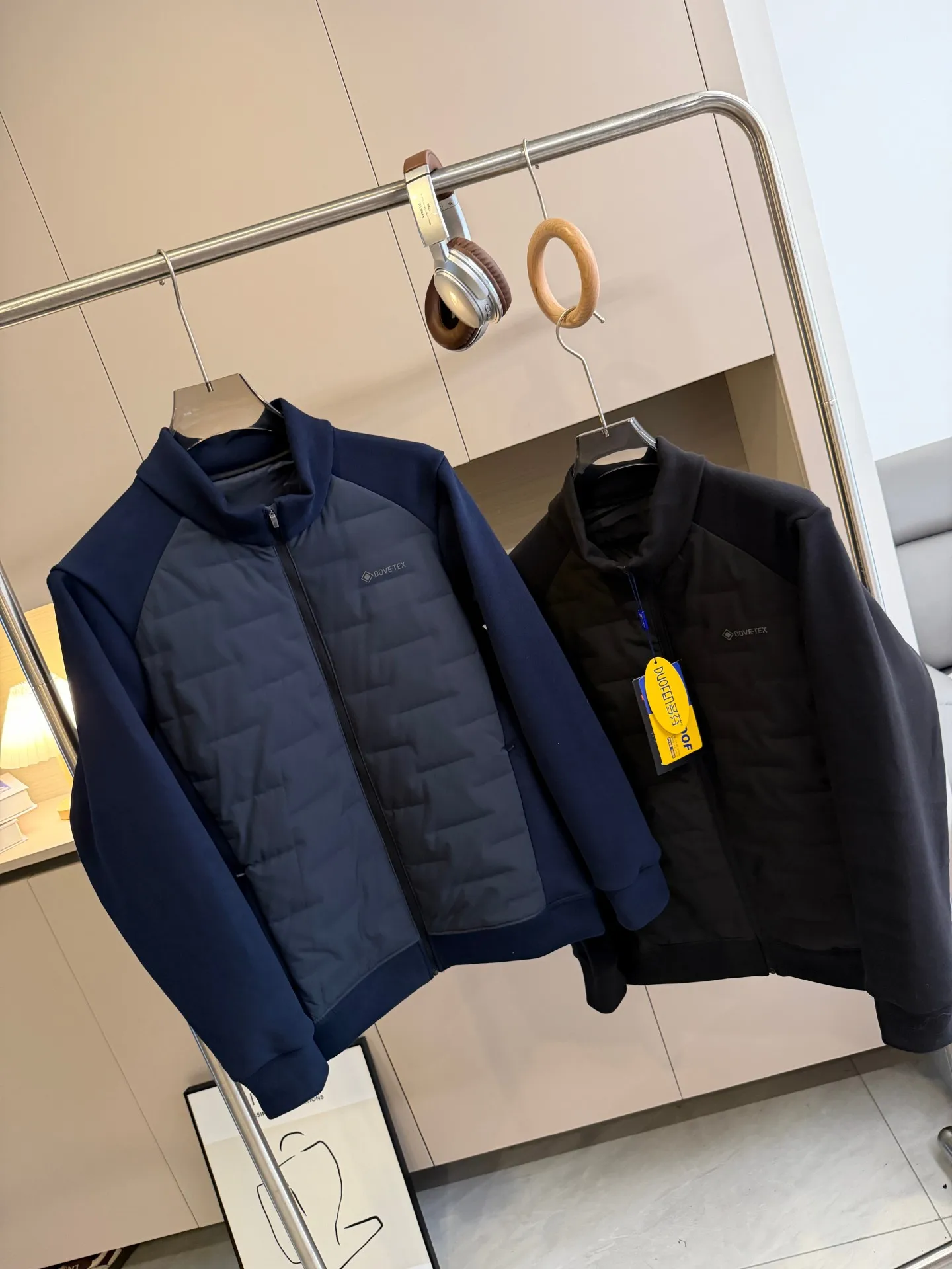 

Мужская повседневная пуховая куртка с воротником-стойкой, термоизоляцией, наполнителем из 90% пуха, стандартной длины, на молнии, с цветными блоками