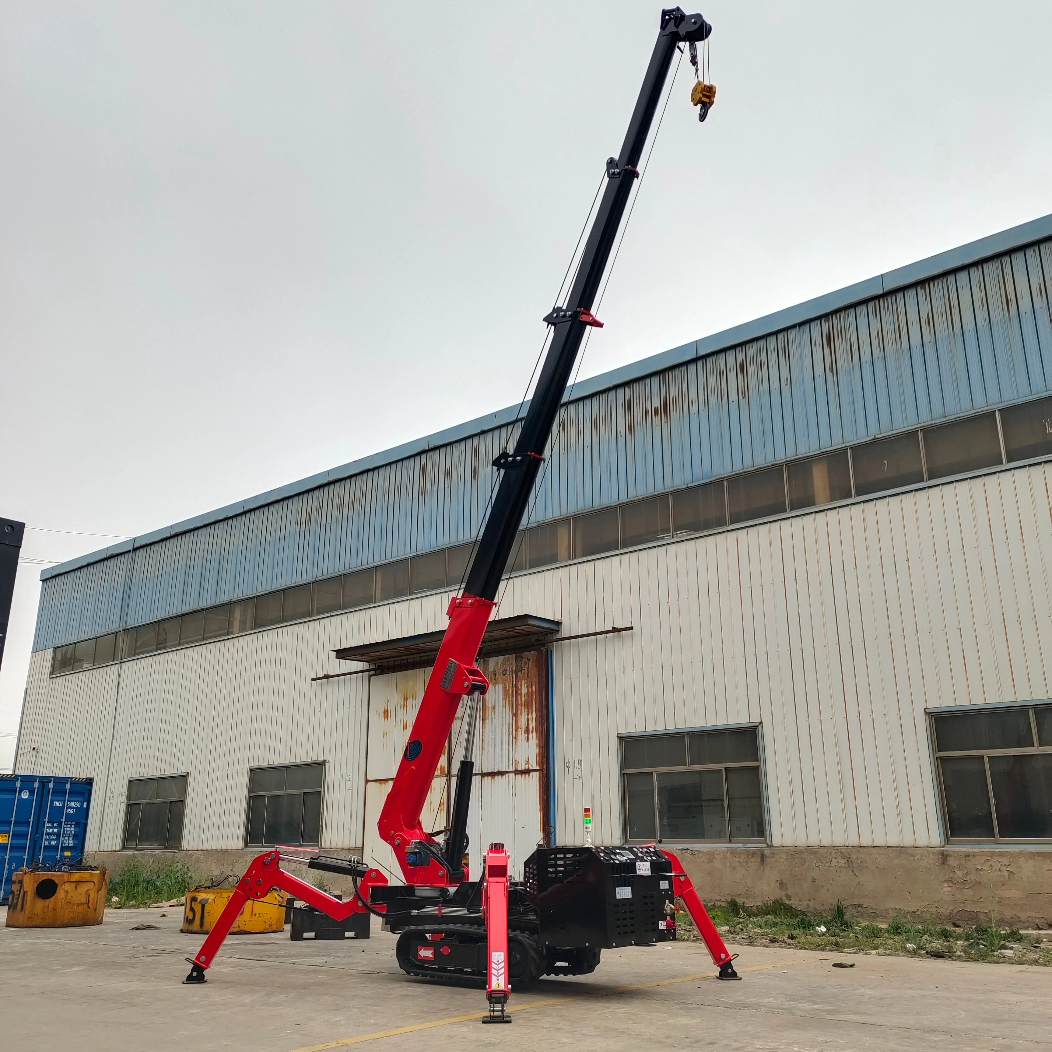 Compact Spider Crane 2.5 Ton Crawler Type Crane Highly Maneuverable Lifting Machine for Narrow Corridors