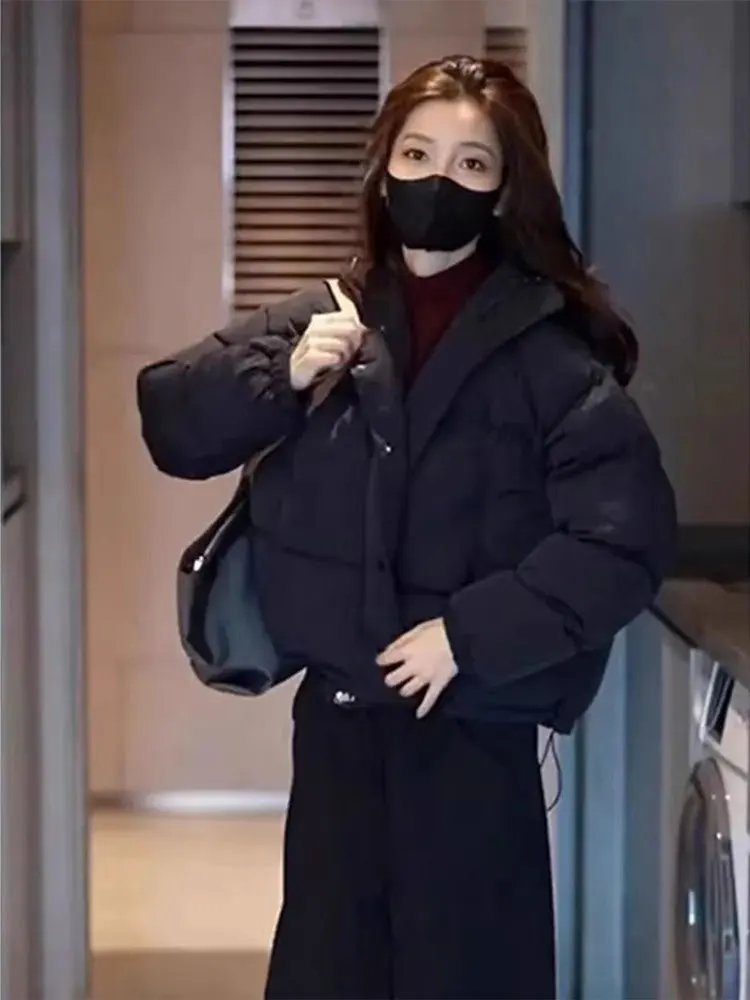 

Женская хлопковая куртка 2025 года, новая зимняя коллекция, корейский стиль, простой крой, приталенная, маленький размер, верхняя одежда из хлопка