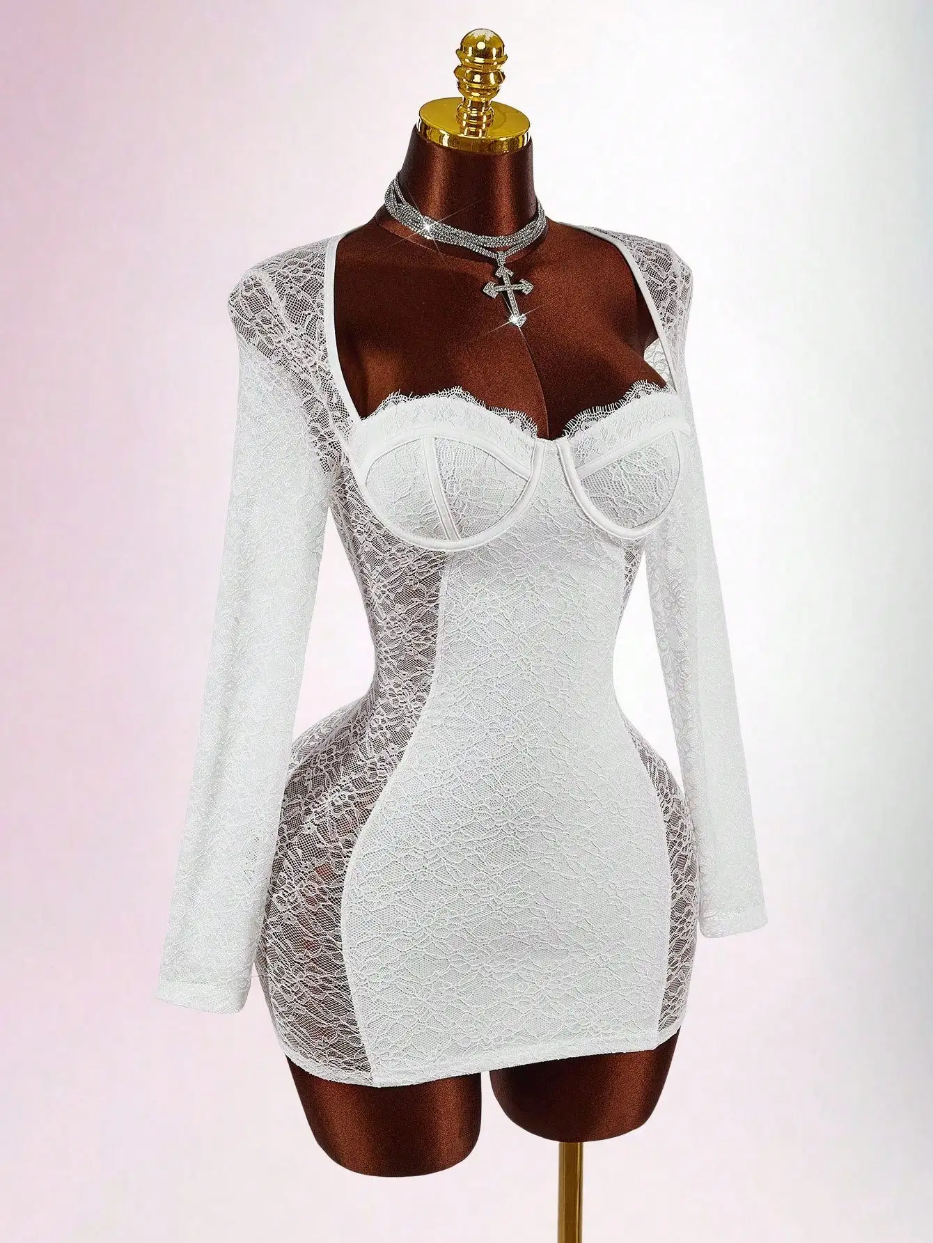 Biała koronkowa sukienka mini typu bodycon z długimi rękawami, dekoltem w kształcie serca i odkrytymi plecami, idealna na imprezy i do klubu.
