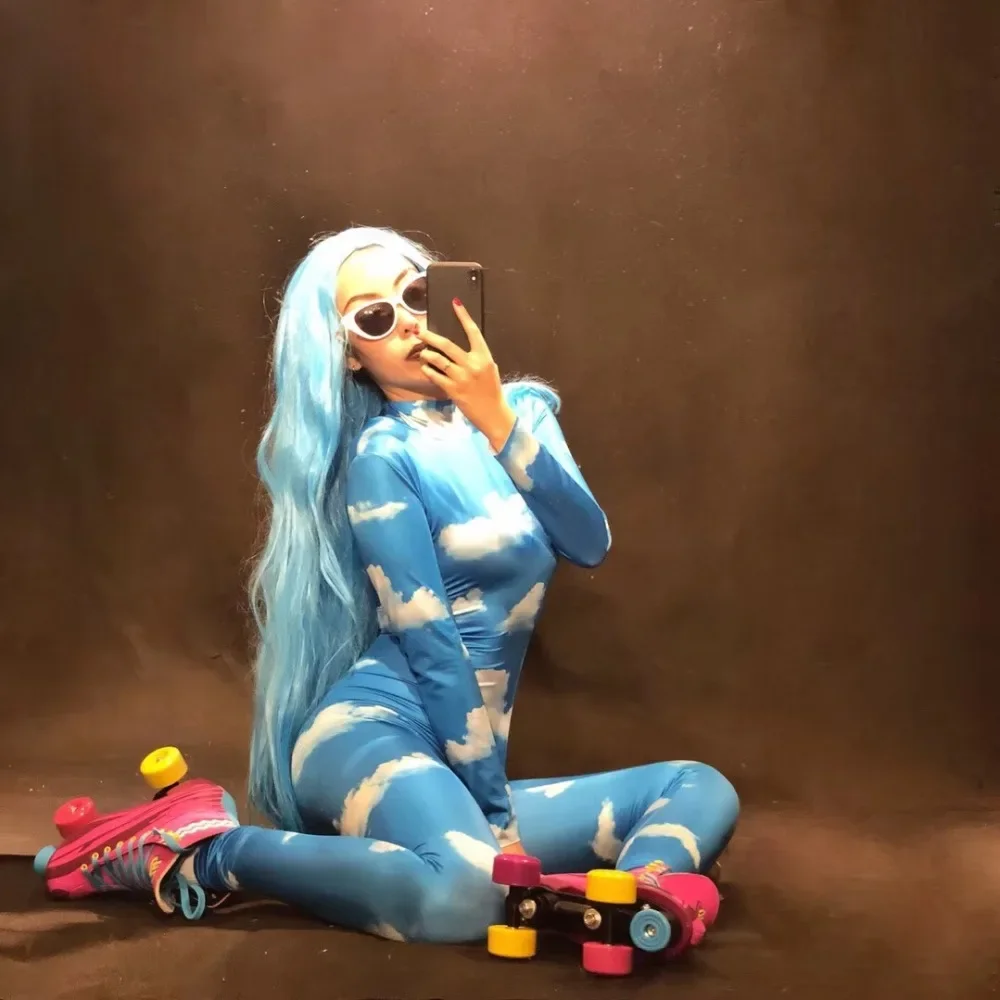 Impreza w klubie nocnym świętuj pokaz tancerz piosenkarka występ kobiety strój sceniczny 3D drukowane błękitne niebo białe chmury seksowny kombinezon