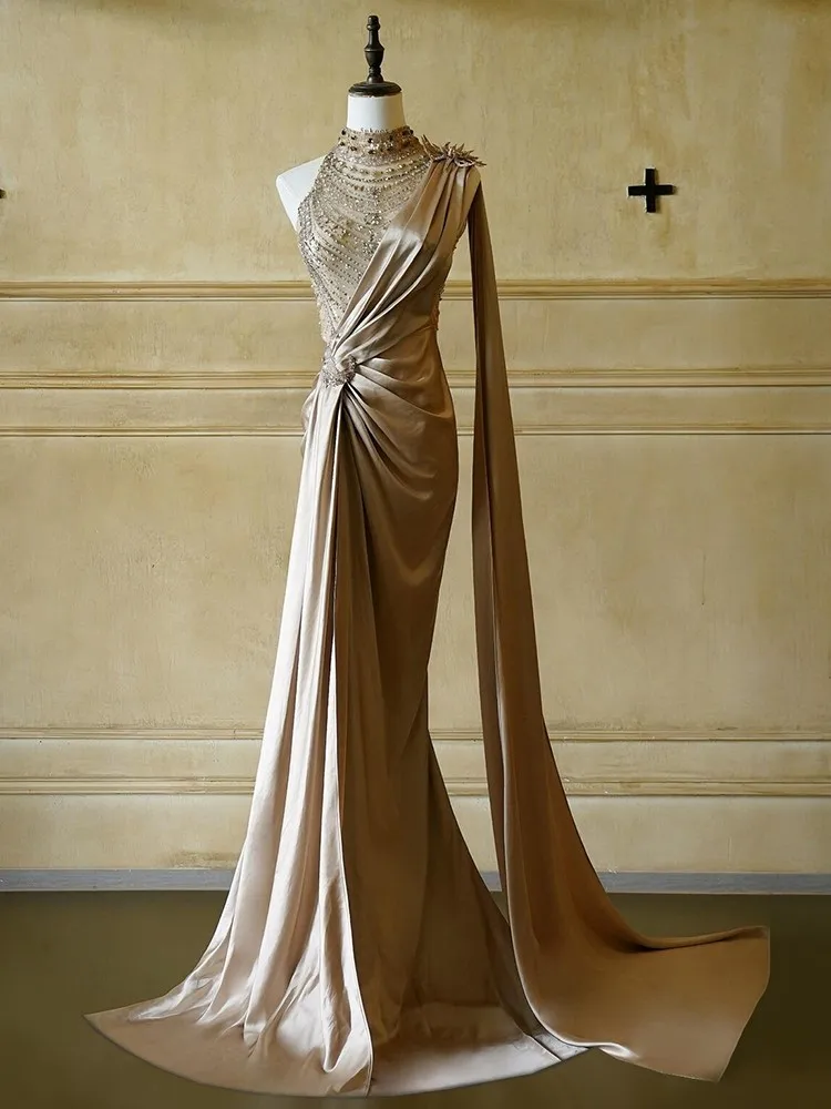 

The host of heavy industry high-end customization banquet with a and light luxury style will wear slit long dresses