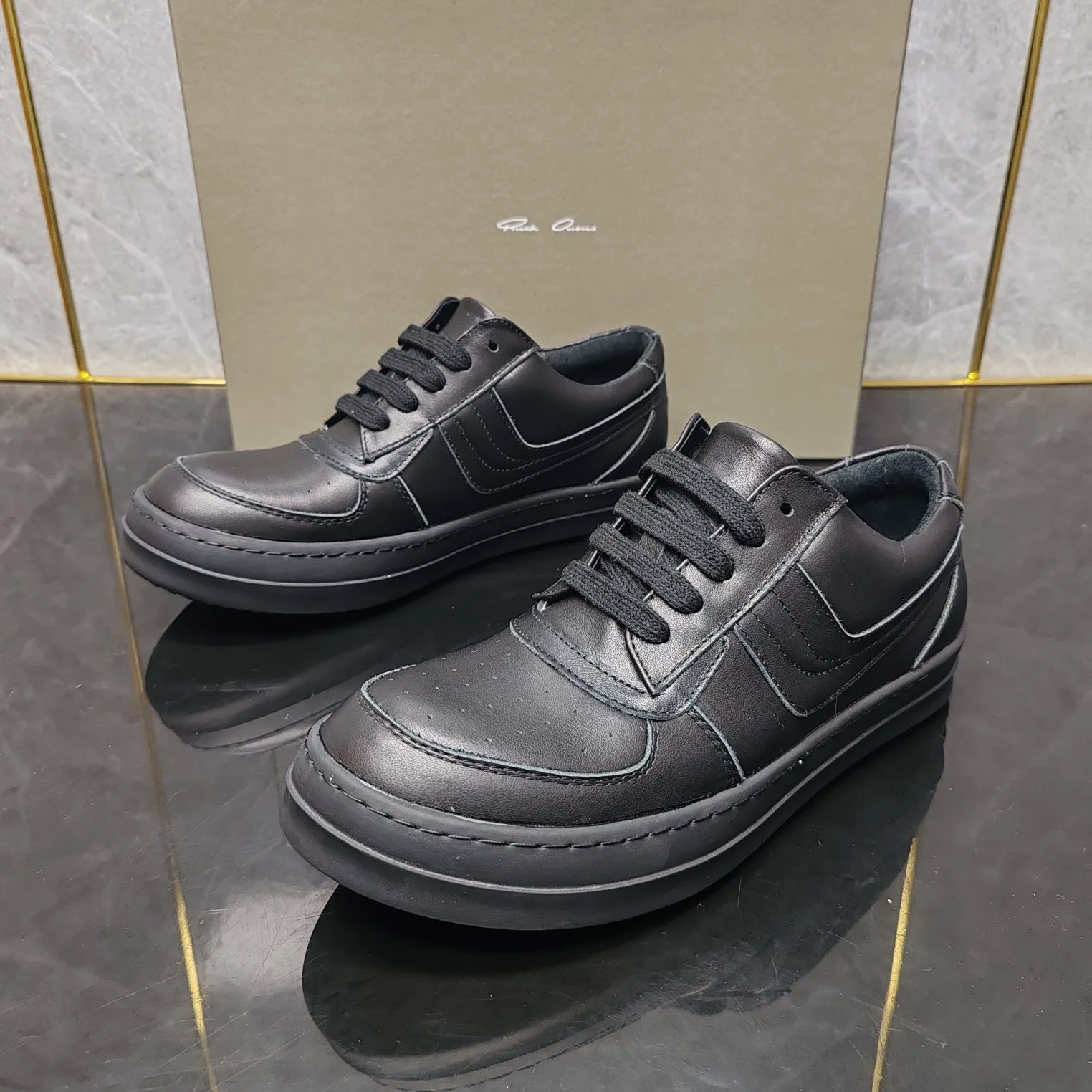 

Ricks shoes black cowhide low-cut barb retro casual shoes for men and women are minimalist, wear-resistant and odor-resistant.
