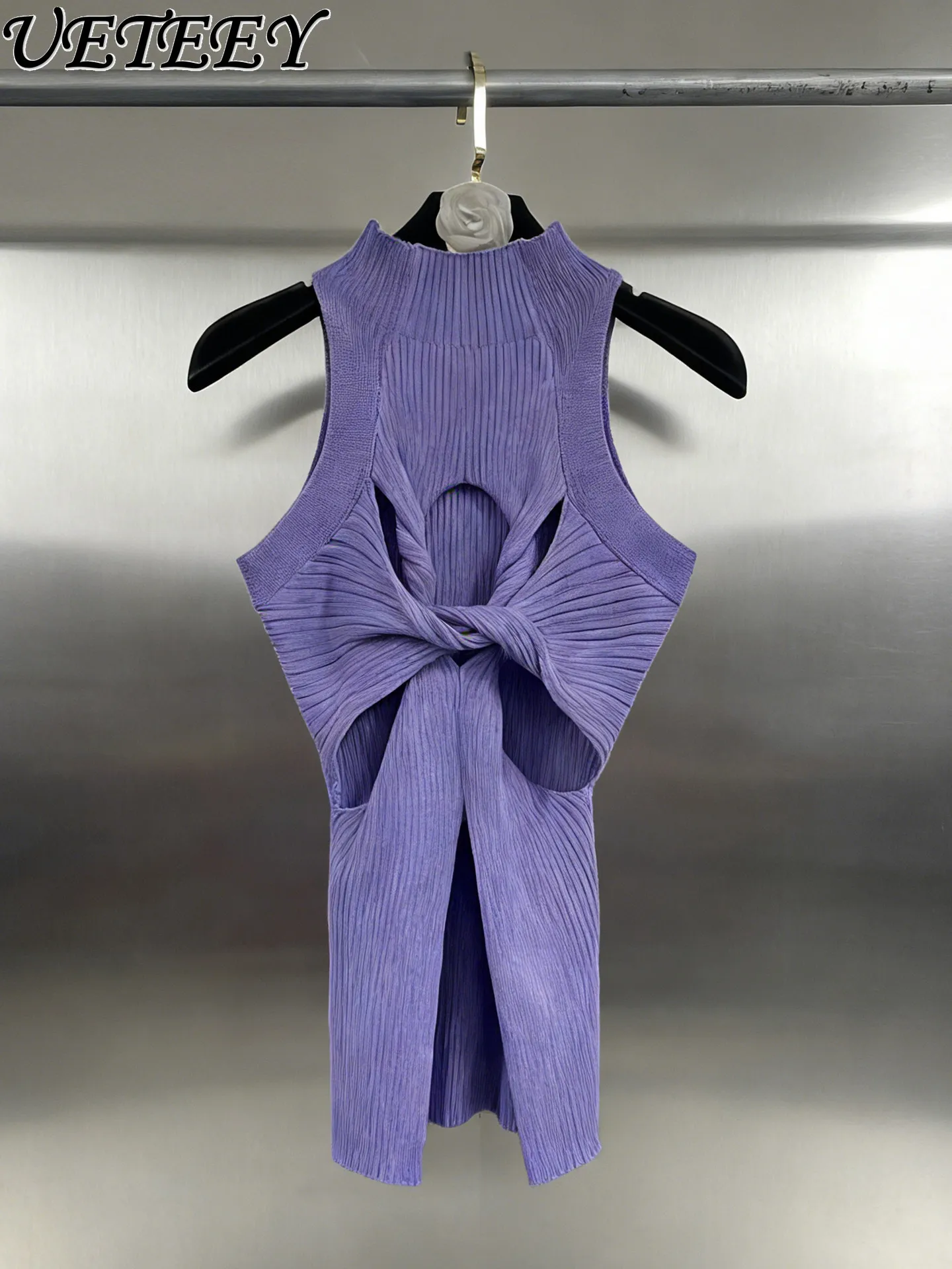 

Новинка! Модный укороченный вязаный топ с вырезами и перекрученным передом, асимметричным подолом и высоким воротом. Сексуальный кроп-топ для весны/лета.