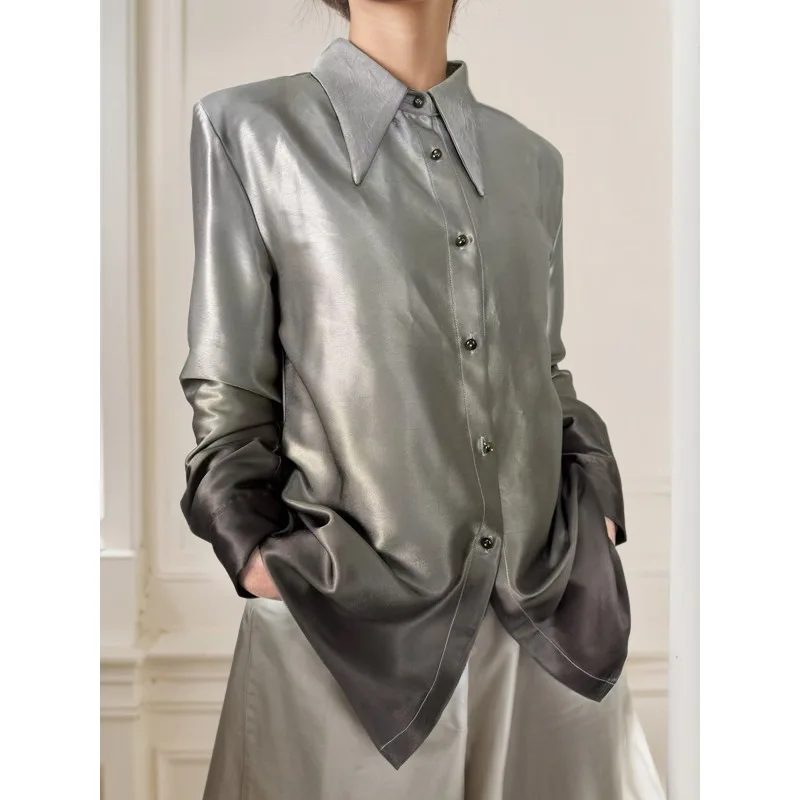 

Женская блузка свободного кроя с асимметричным подолом и воротником-стойкой из серебристо-серого градиентного атласа на пуговицах, коллекция Весна-Лето 2026