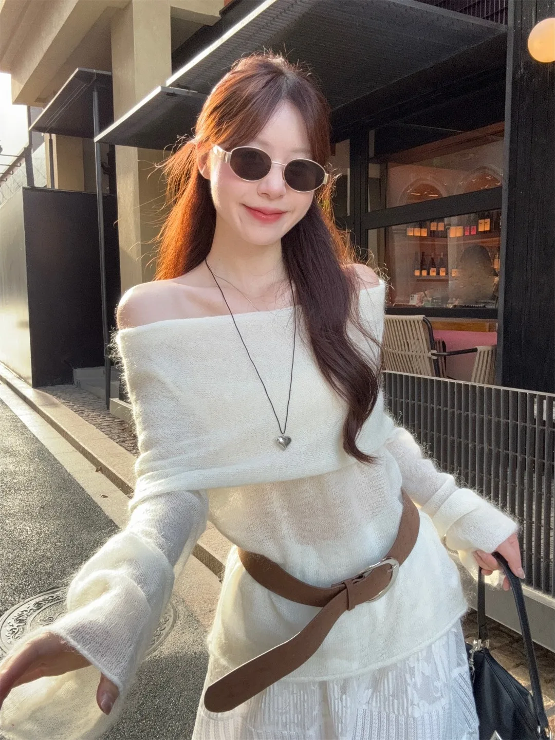 

Корейский мягкий свитер на одно плечо для женщин, весенняя новинка, свободный универсальный топ с открытым плечом, удобный, с длинным рукавом